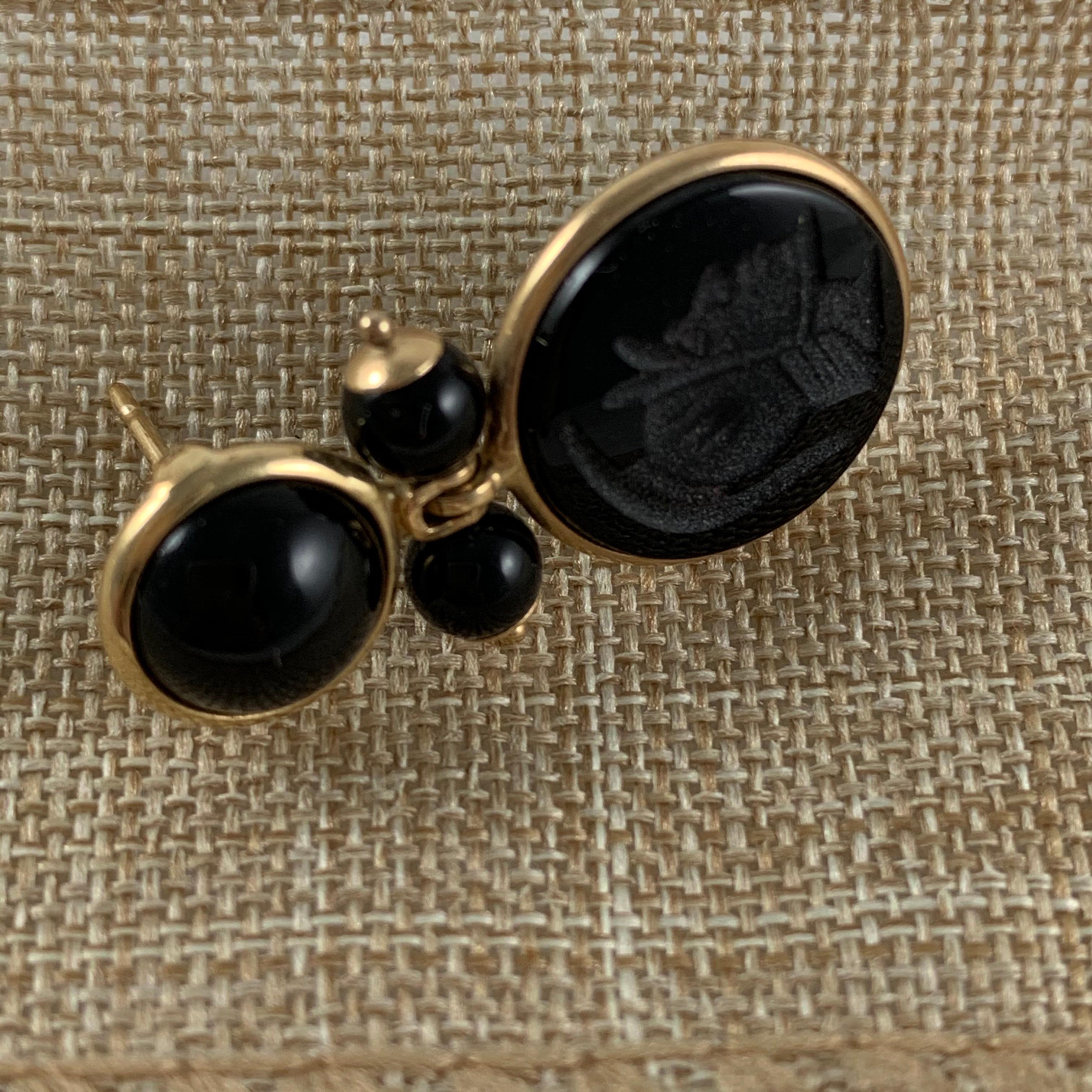 Hand-Carved Italian 14-Karat Gold and Black Onyx Roman Armorial Intaglio Earrings For Sale