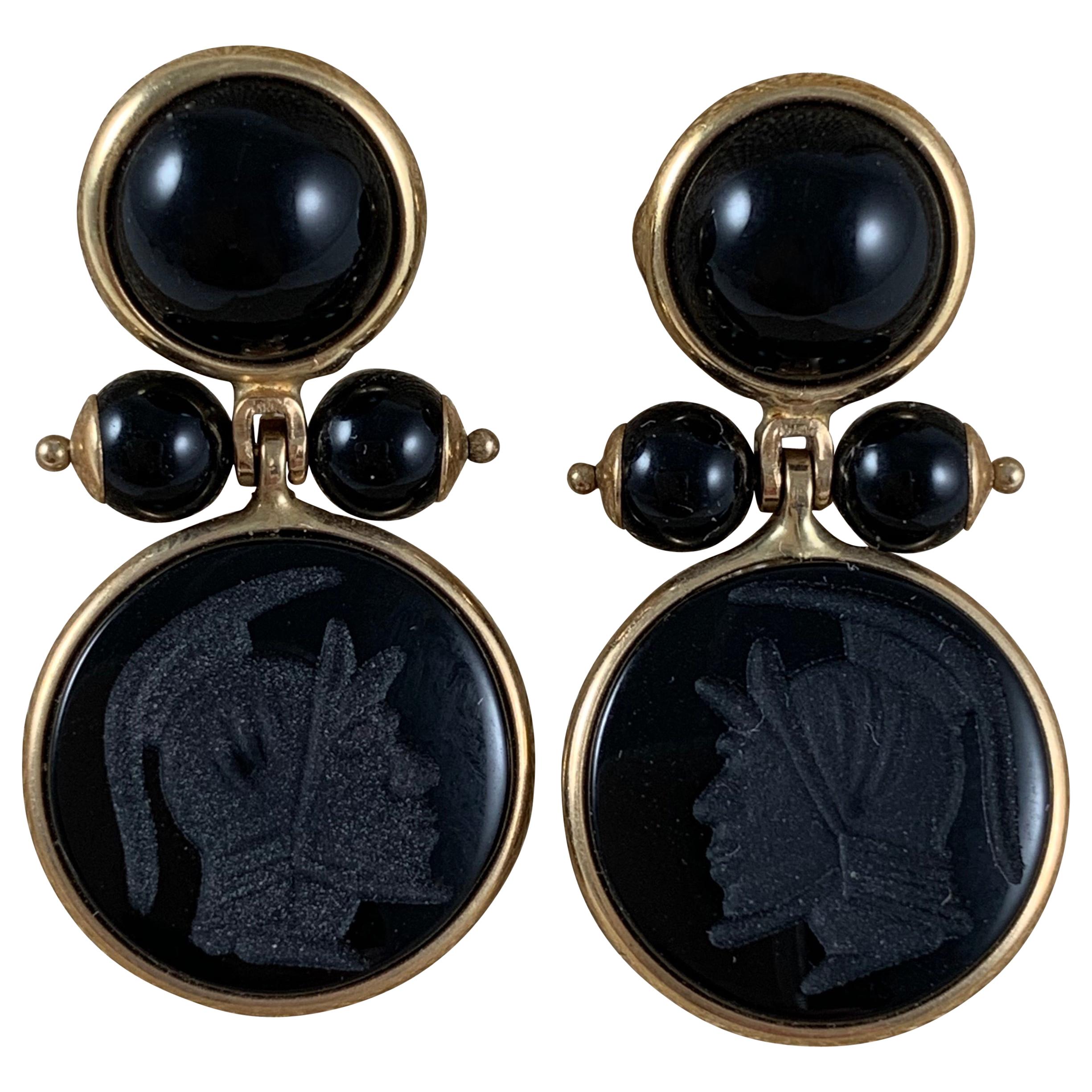 Boucles d'oreilles italiennes en or 14 carats et onyx noir:: avec intaglio romaine