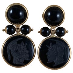 Boucles d'oreilles italiennes en or 14 carats et onyx noir:: avec intaglio romaine