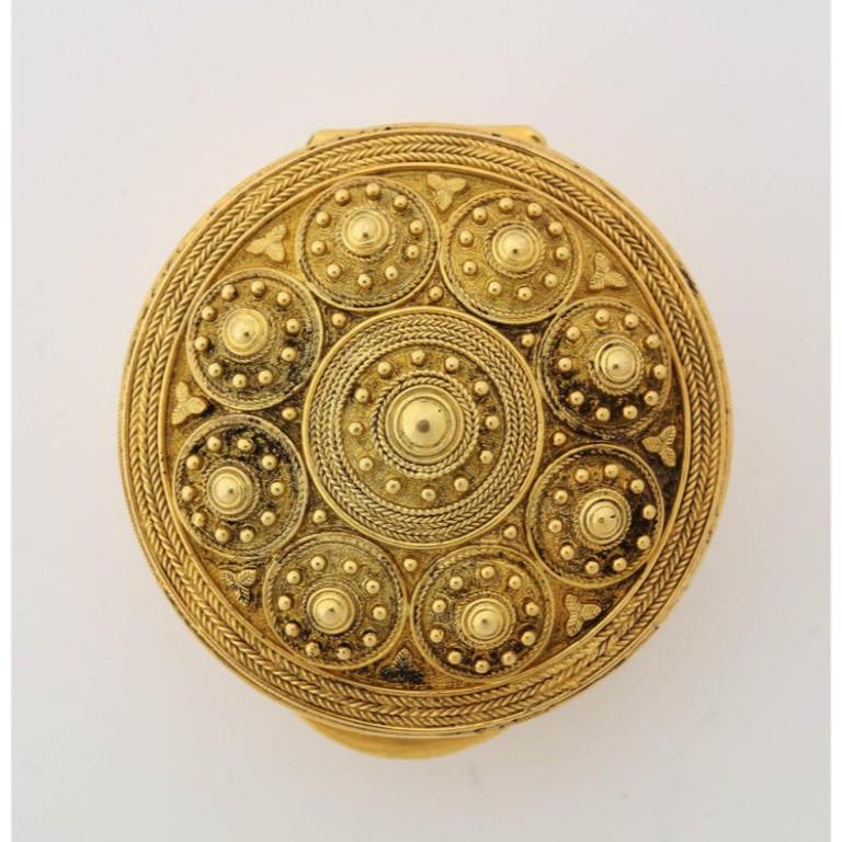 Italian 14 Karat Gold Round Box Bomboniere, in the Archaeological Style In Good Condition In New York, NY