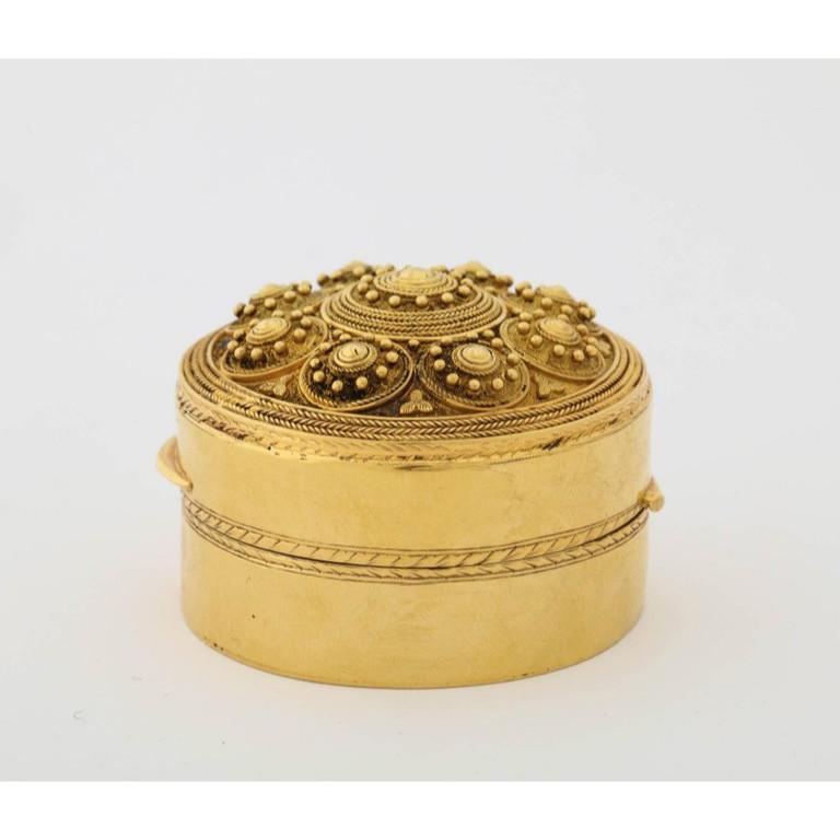 Women's or Men's Italian 14 Karat Gold Round Box Bomboniere, in the Archaeological Style