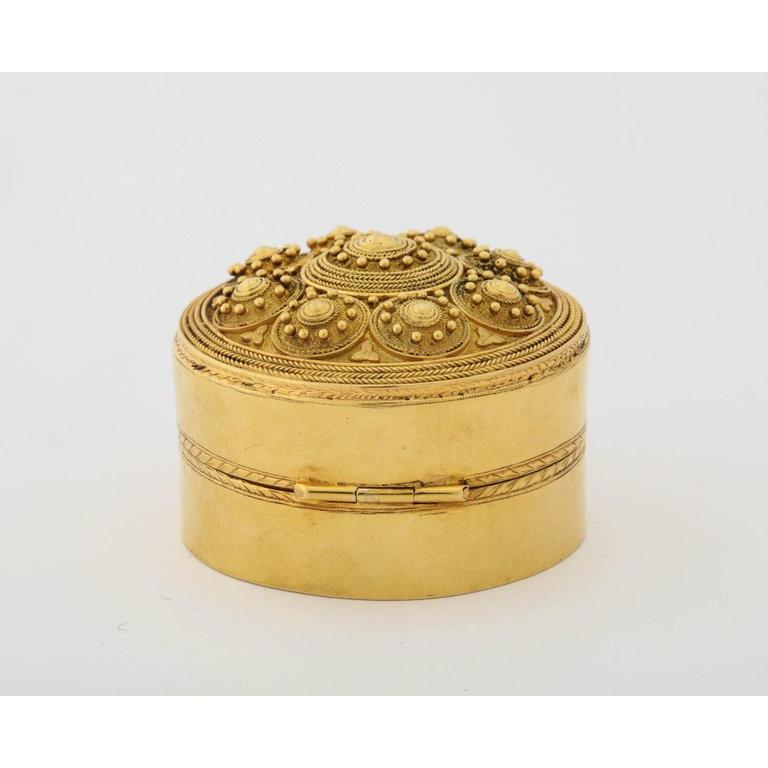 Italian 14 Karat Gold Round Box Bomboniere, in the Archaeological Style 1