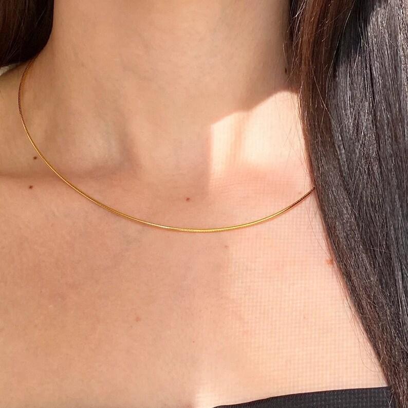 Italian 14 Karat Yellow Gold 1mm Round Omega Choker Necklace, Detachable Clasp In New Condition For Sale In Great Neck, NY