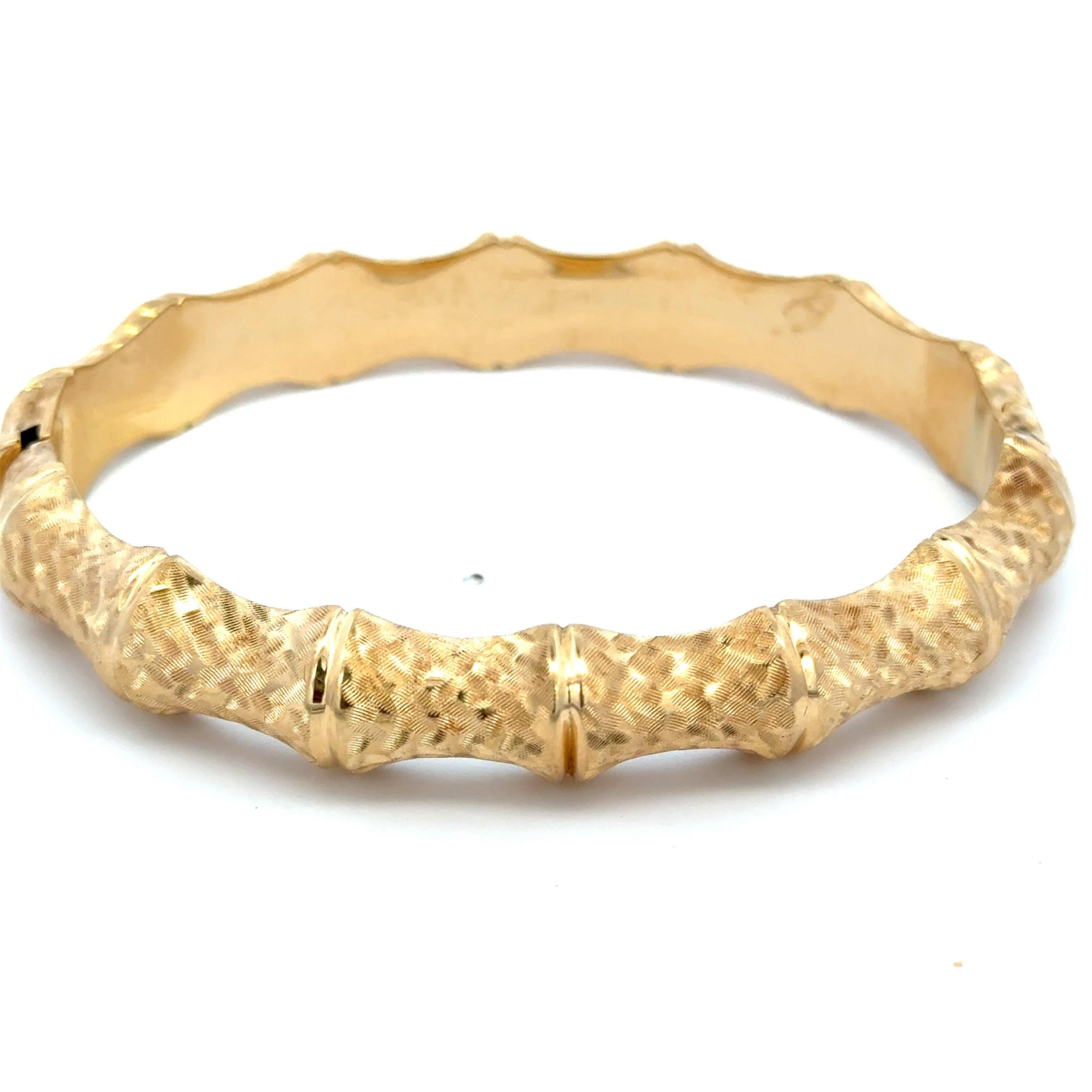 Bracelet jonc italien en or jaune 14 carats et bambou 17,1 grammes 7 pouces  Pour femmes en vente