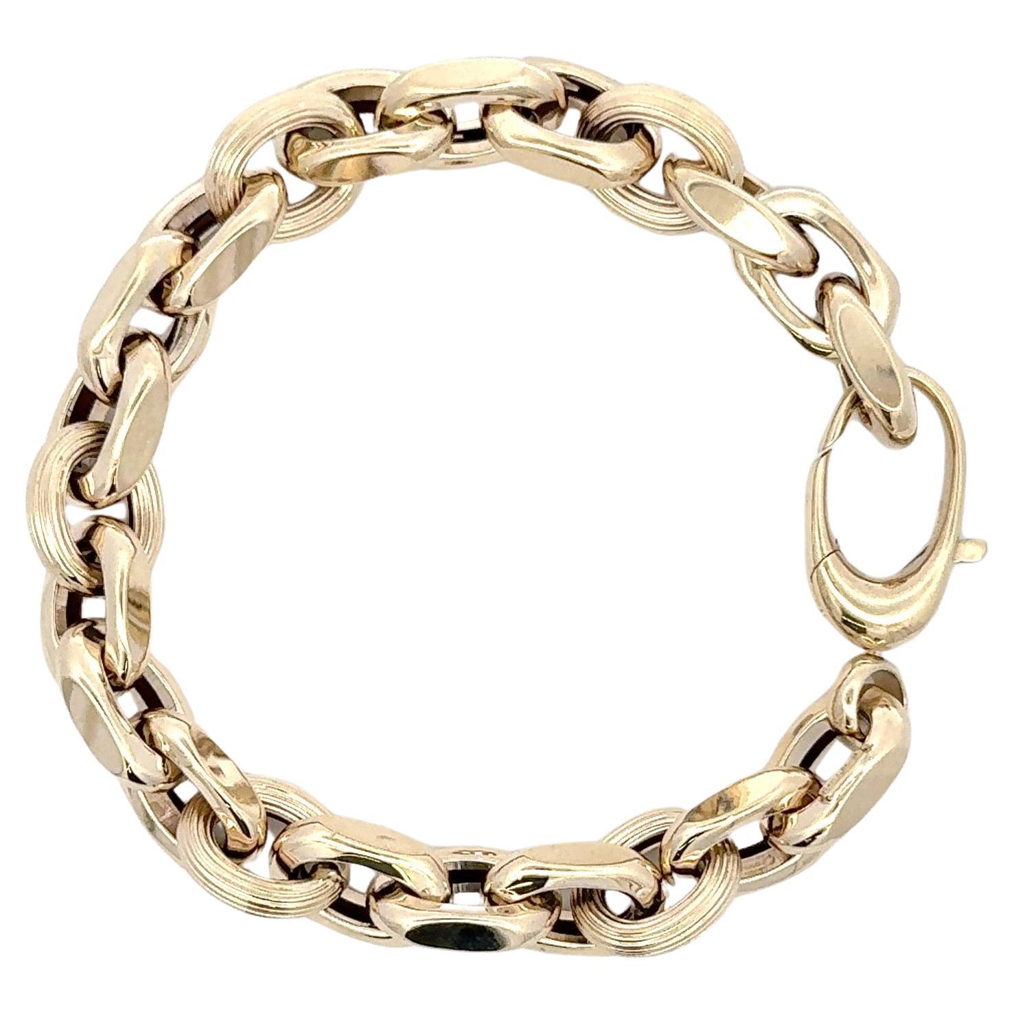 Fabriqué en Italie, ce bracelet en or jaune 14 carats présente des maillons de forme ovale, texturés et polis, pesant 11,4 grammes.