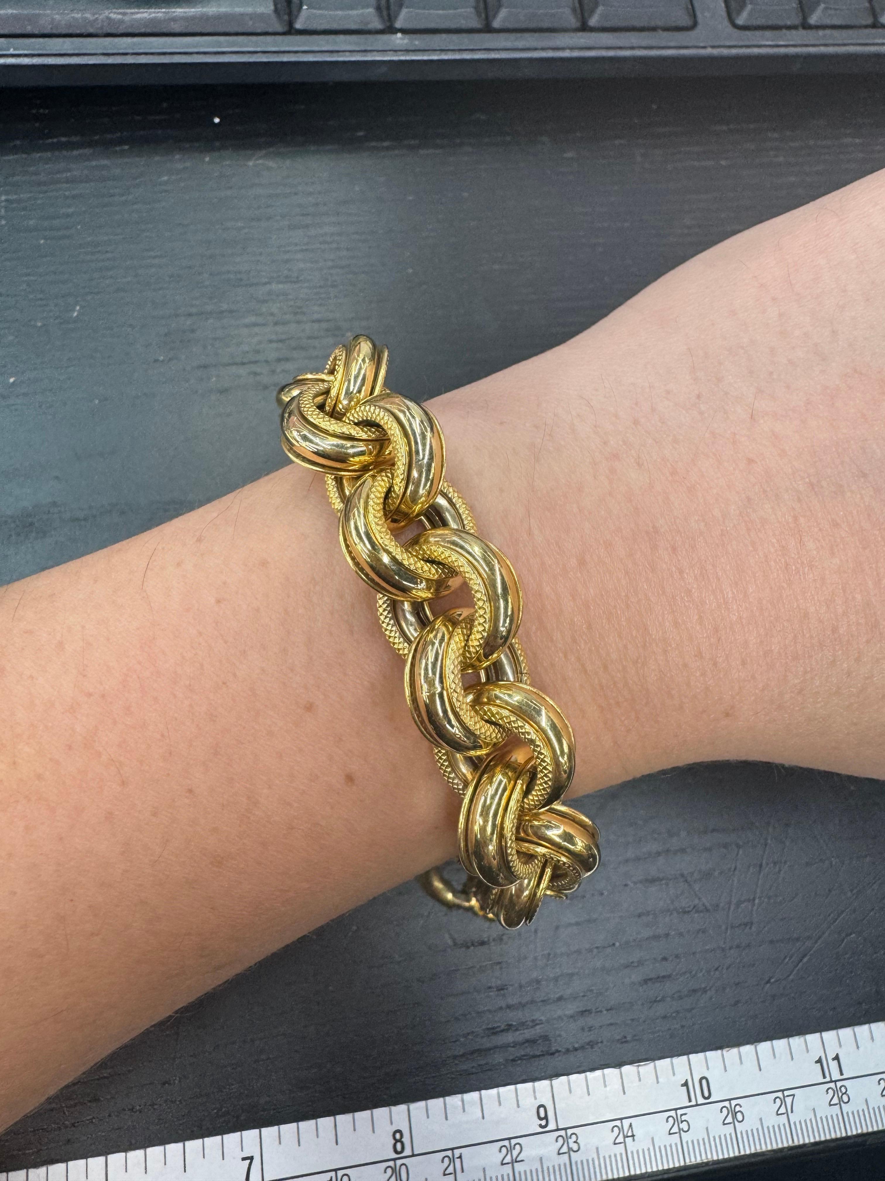 Contemporain Bracelet italien en or jaune 14 carats à maillons texturés et polis 27,3 grammes en vente