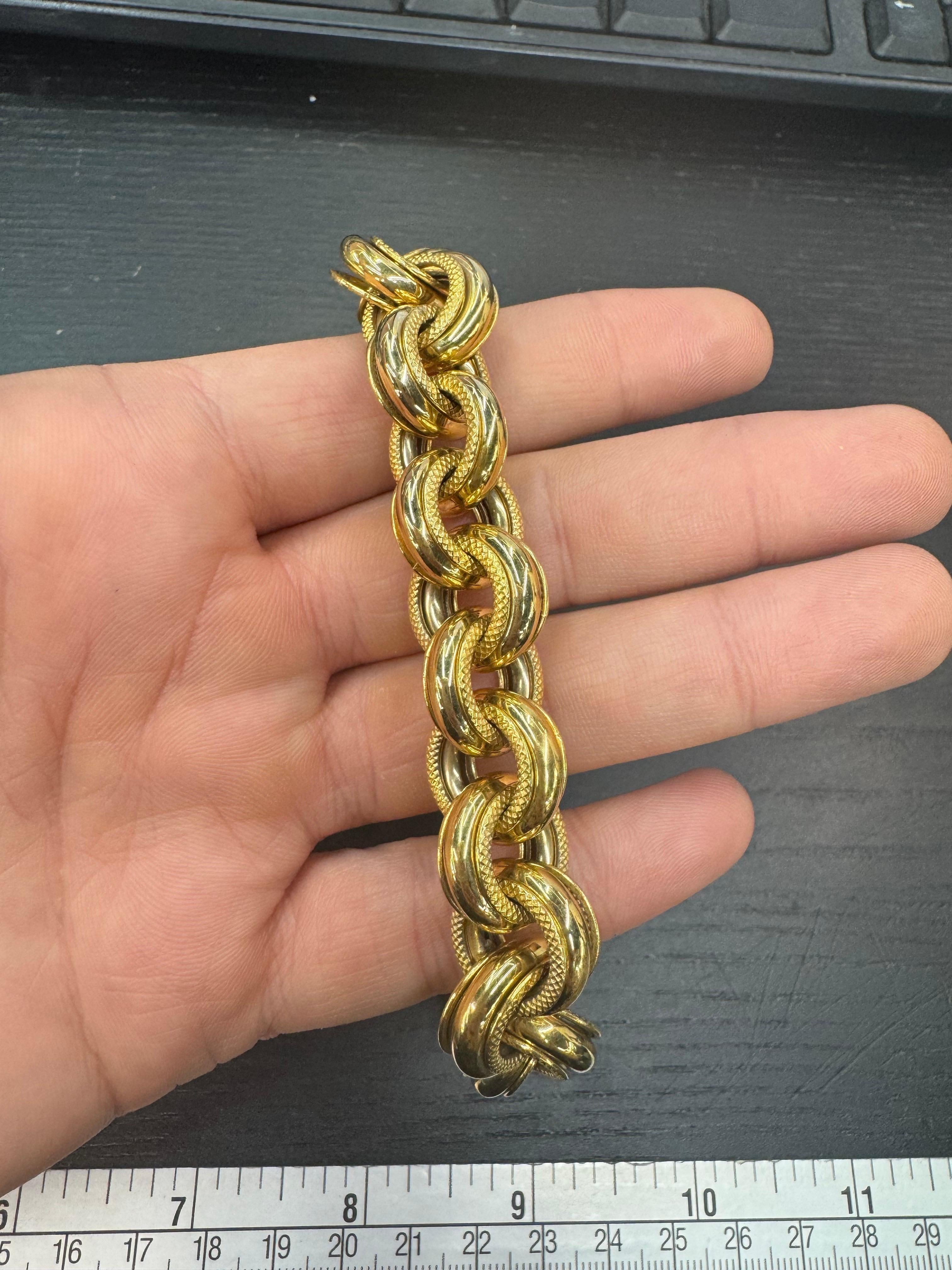 Bracelet italien en or jaune 14 carats à maillons texturés et polis 27,3 grammes Excellent état - En vente à New York, NY