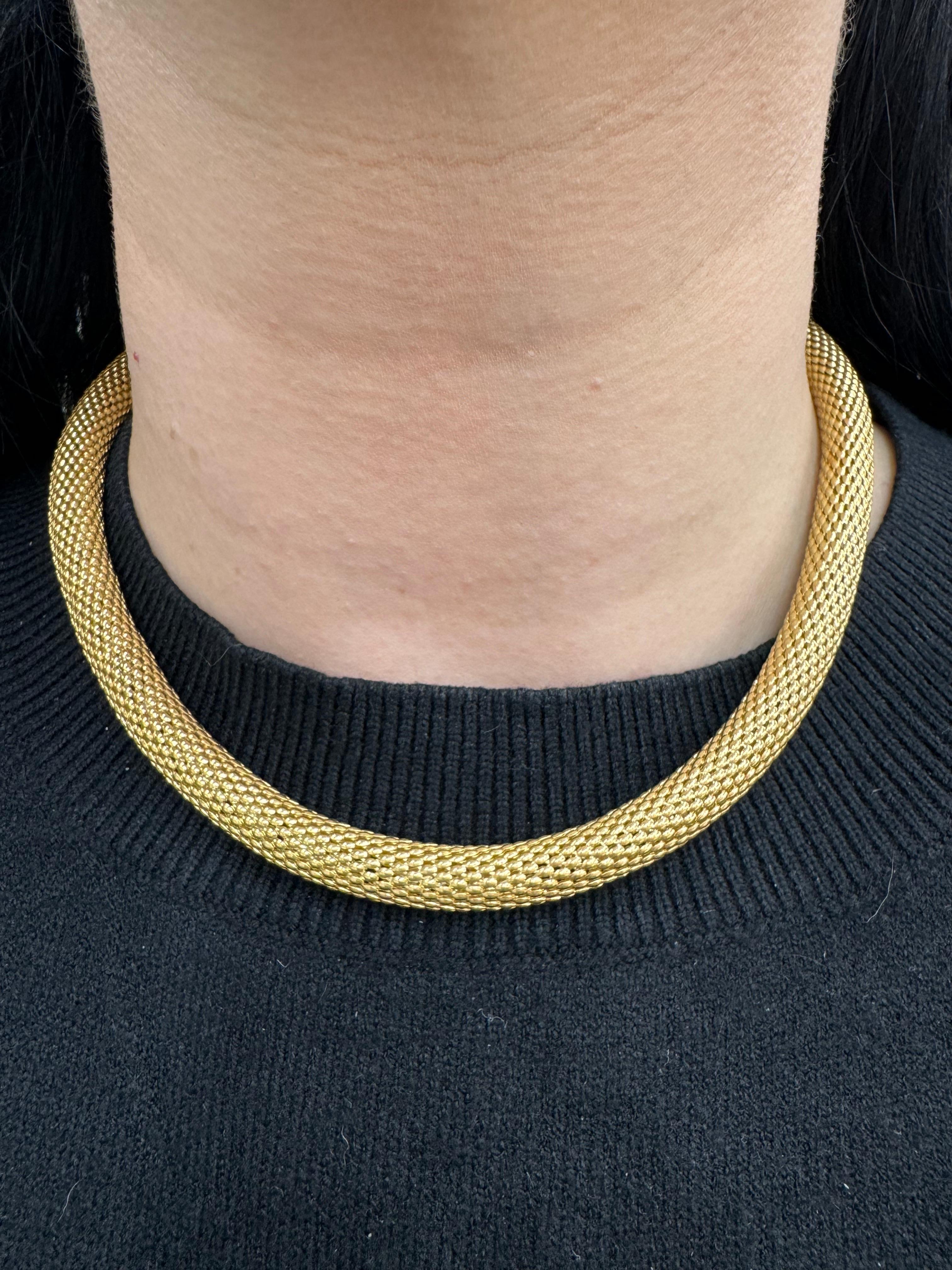 Italian 14 Karat Yellow Gold Woven Tube Necklace 34.5 Grams 17 Inches In Excellent Condition For Sale In New York, NY