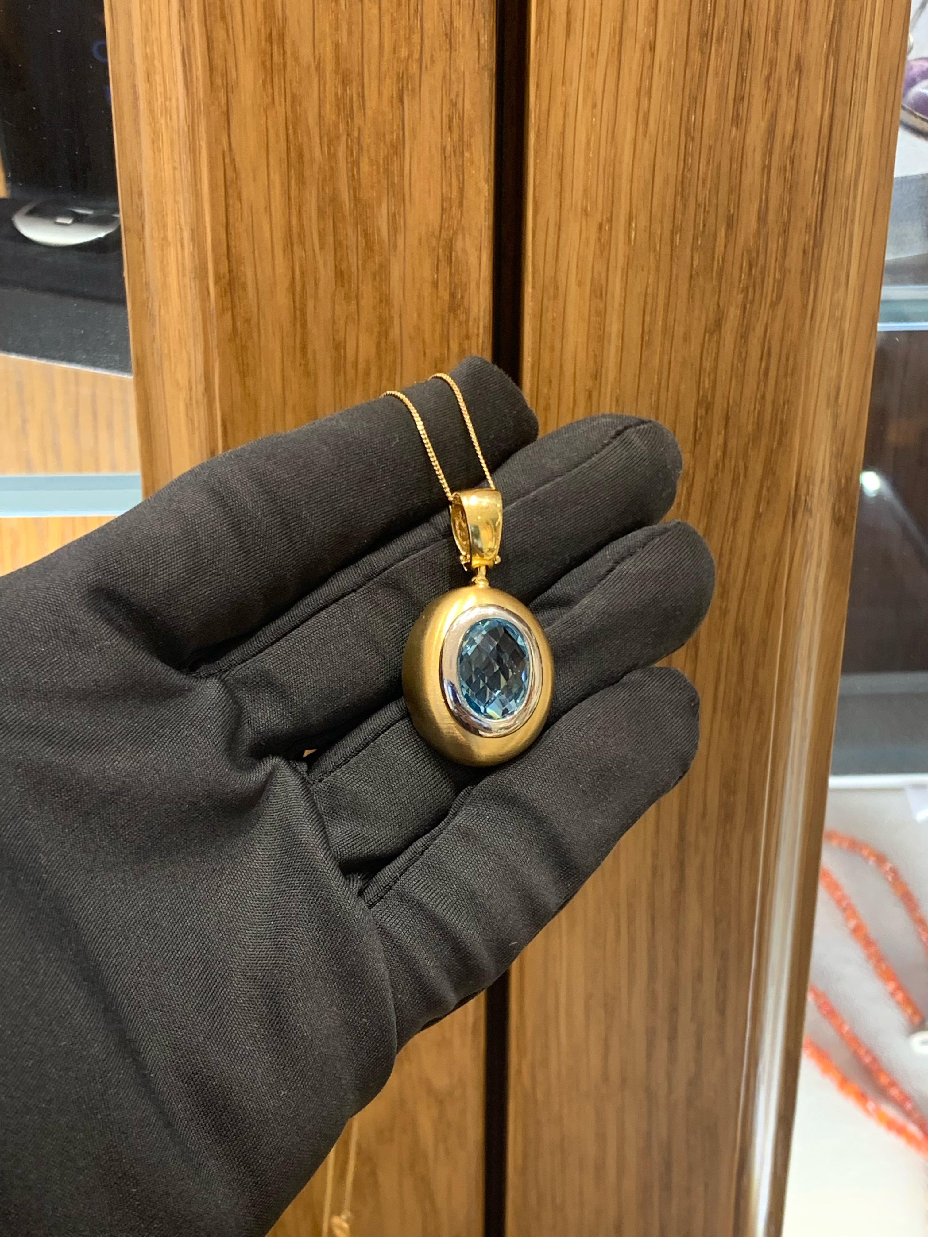 Wunderschön handgefertigte 14k Gelb Anhänger mit einem blauen Topas Stein, umgeben von einem 14k Weißgold Lünette.
Erstaunlicher Glanz, unglaubliche Handwerkskunst.
Ungefähr 5,0 Karat Topas.
Schöne Tiefe der Farbe in den Stein.
Tolles