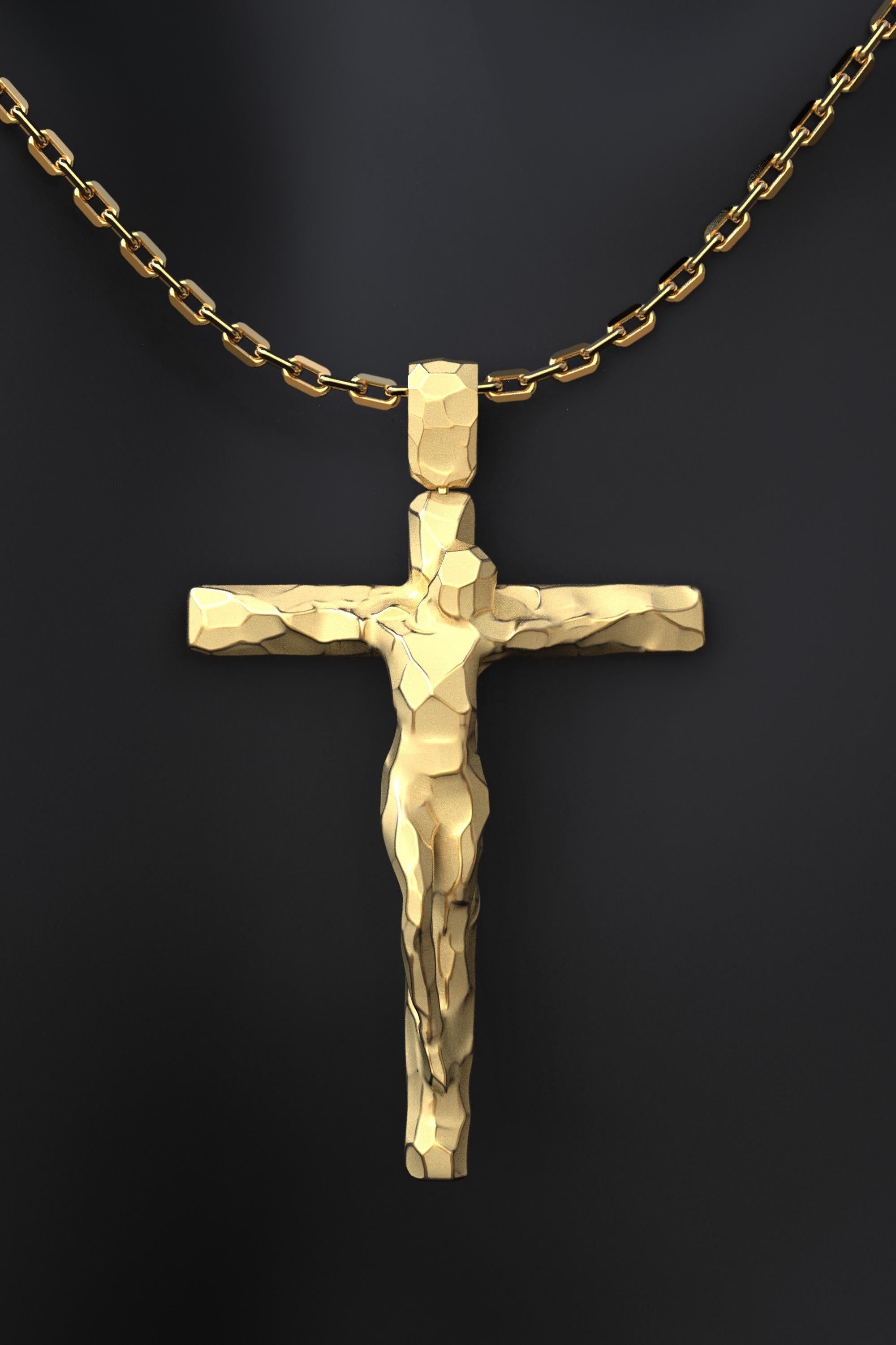 Ce collier crucifix moderne fabriqué sur commande est une façon belle et élégante d'exprimer votre foi. Le crucifix est en or massif 14 carats et présente un design stylisé avec une surface facettée. La croix est suspendue à une solide chaîne