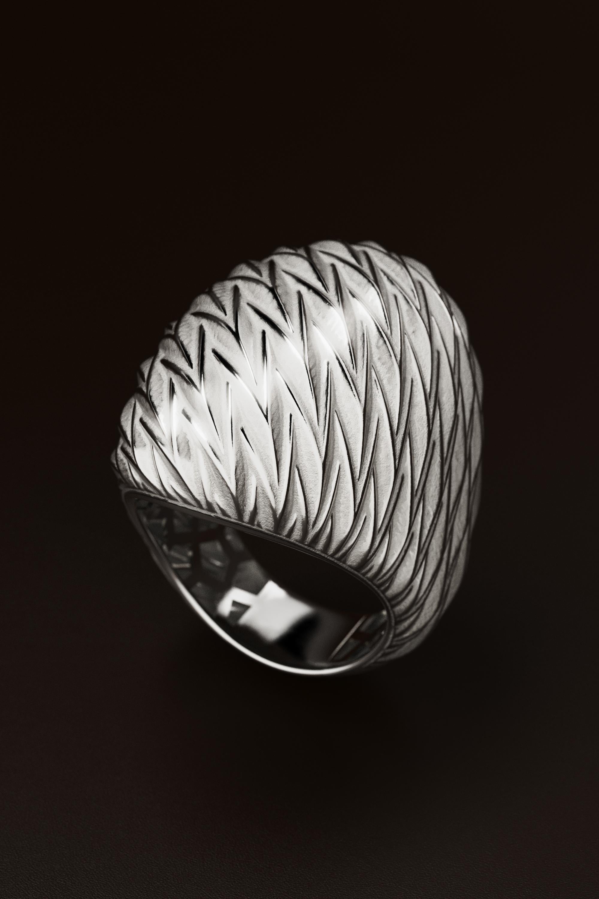 in vendita:  Anello a cupola in oro italiano 14k con struttura moderna, finitura smerigliata e lucida 15