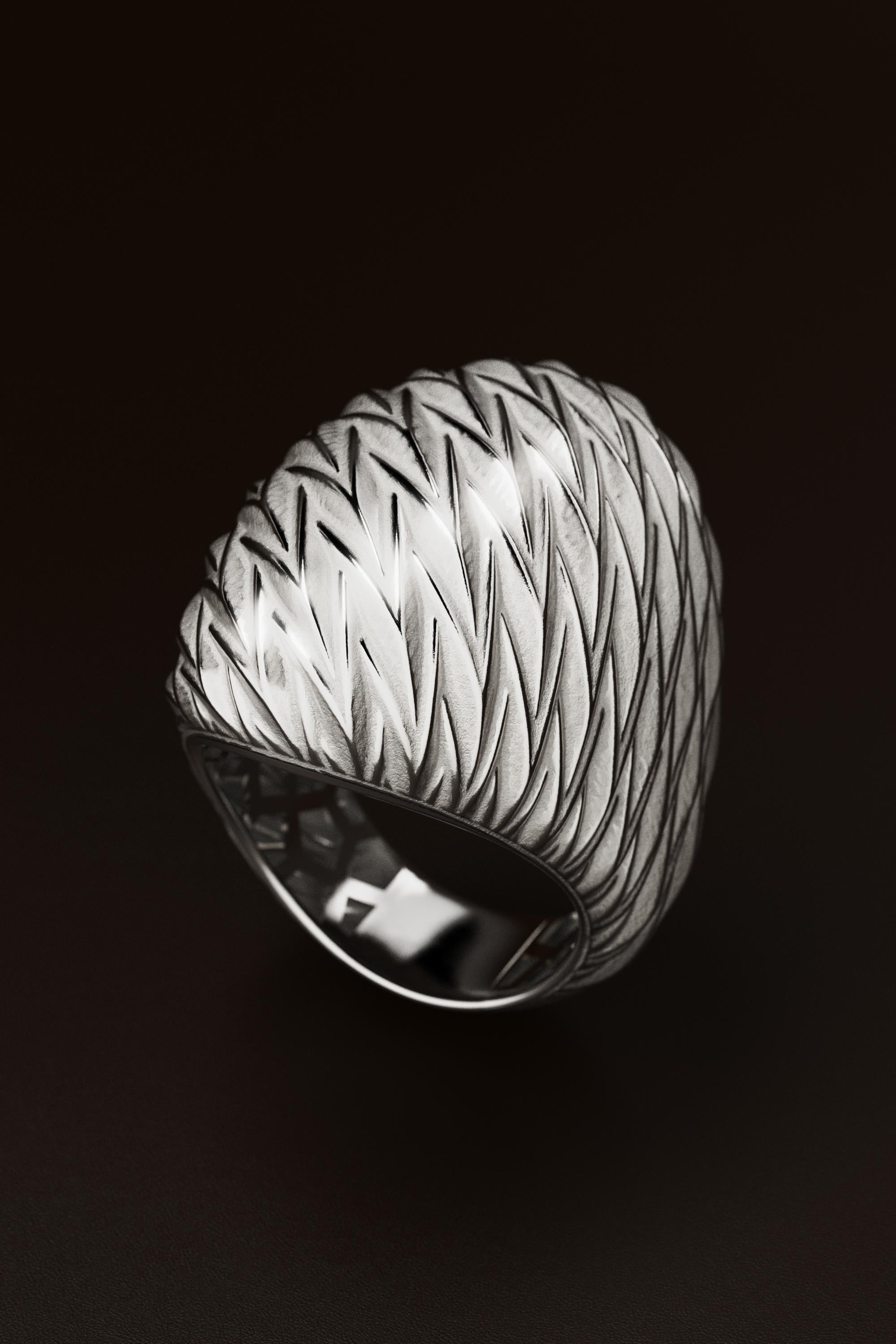 in vendita:  Anello a cupola in oro italiano 14k con struttura moderna, finitura smerigliata e lucida 16