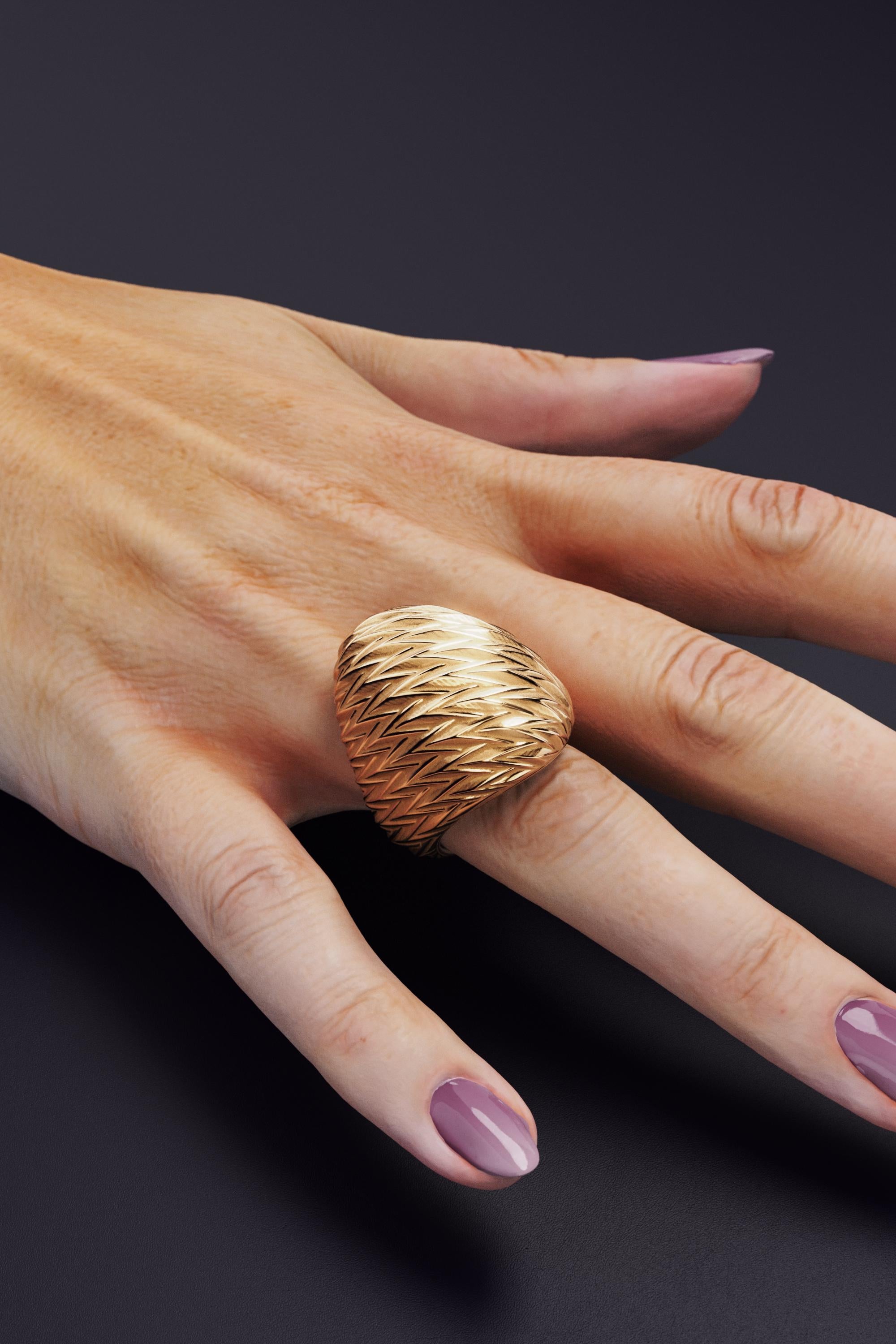 in vendita:  Anello a cupola in oro italiano 14k con struttura moderna, finitura smerigliata e lucida 18