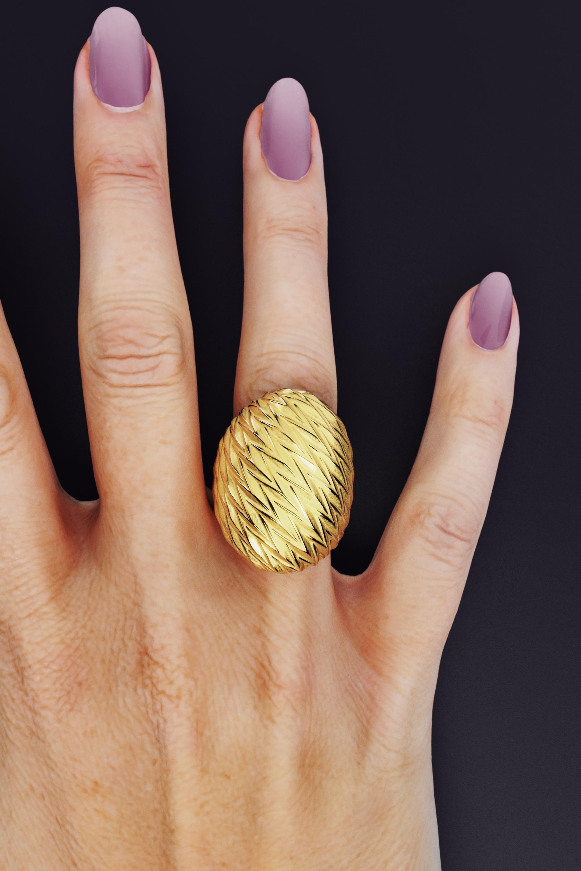 in vendita:  Anello a cupola in oro italiano 14k con struttura moderna, finitura smerigliata e lucida 4