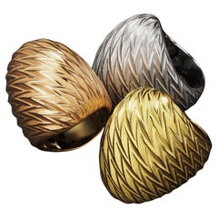 Anello a cupola in oro italiano 14k con struttura moderna, finitura smerigliata e lucida
