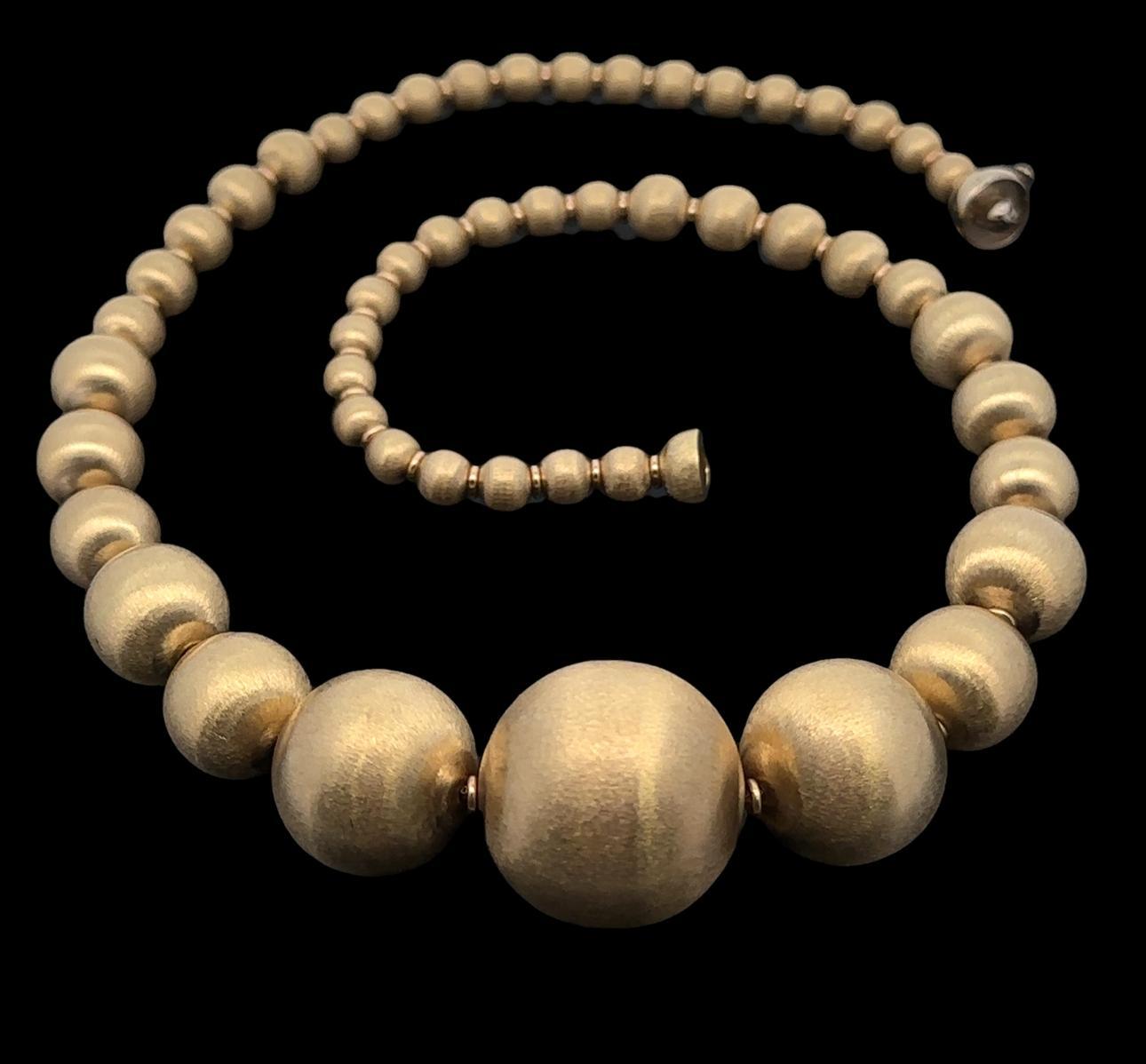 Chaîne à maillons collier boule italienne en or 14 carats, finition satinée brossée graduée Bon état - En vente à Montclair, NJ