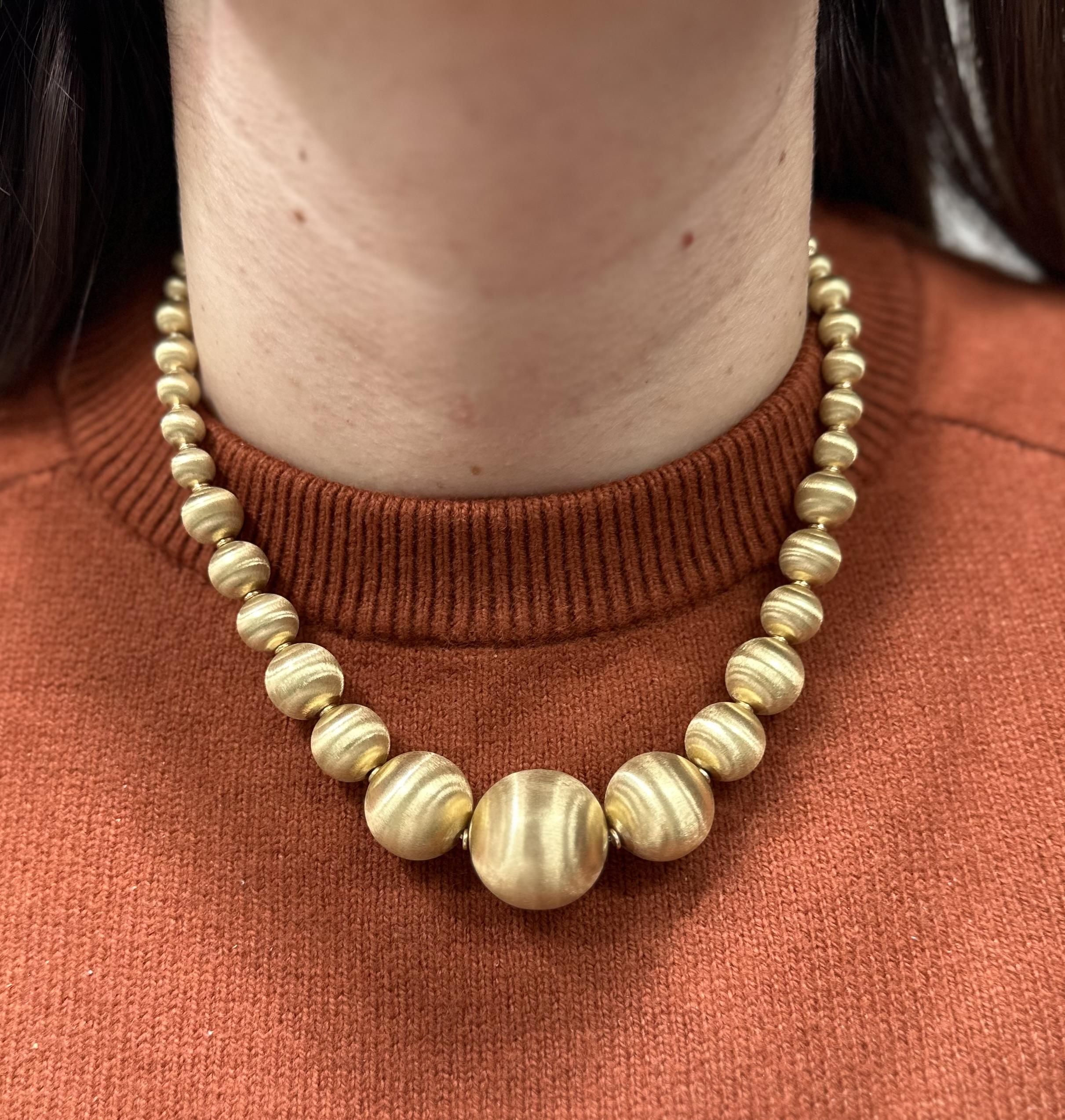 Chaîne à maillons collier boule italienne en or 14 carats, finition satinée brossée graduée Pour femmes en vente