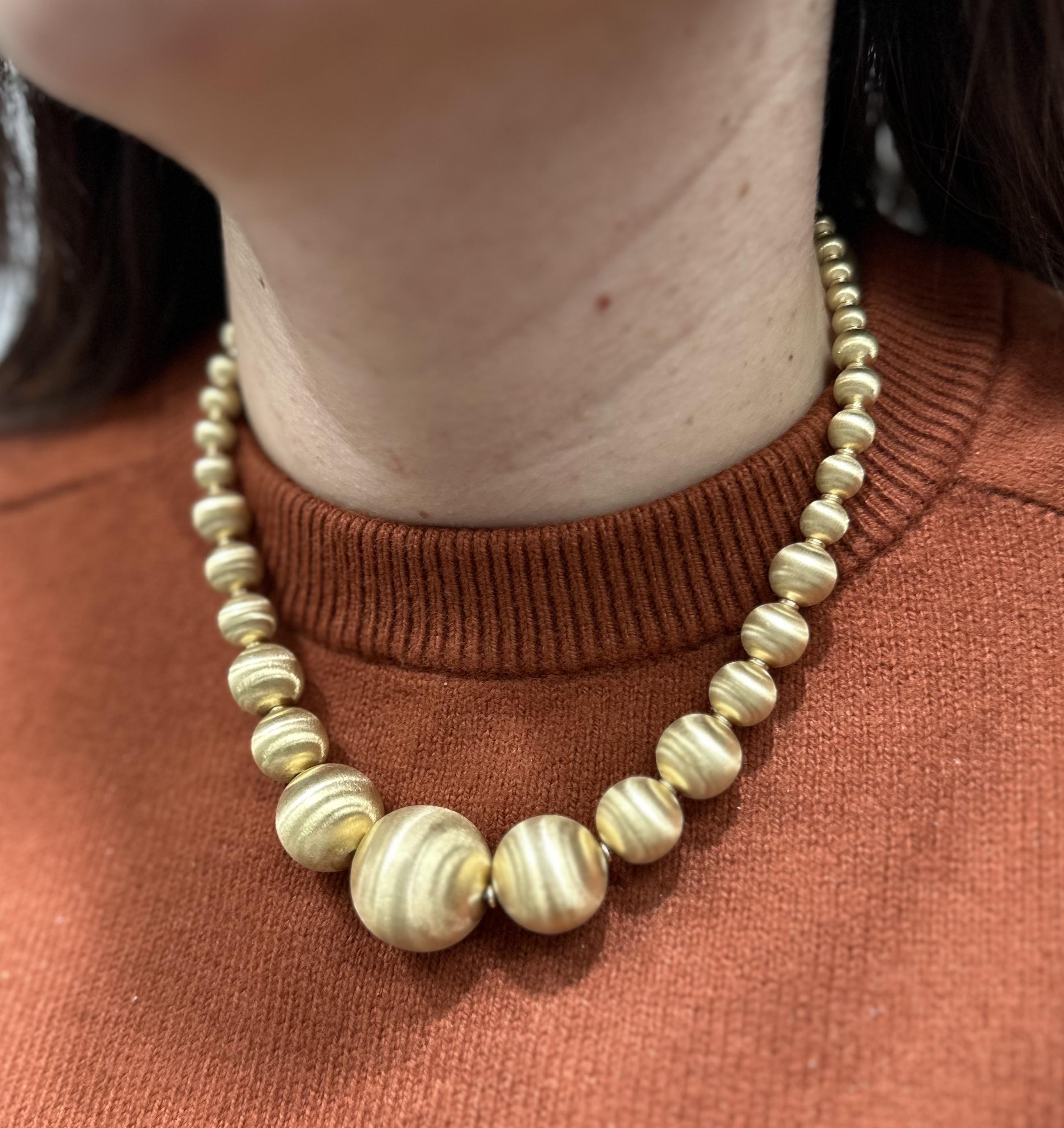 Chaîne à maillons collier boule italienne en or 14 carats, finition satinée brossée graduée en vente 1