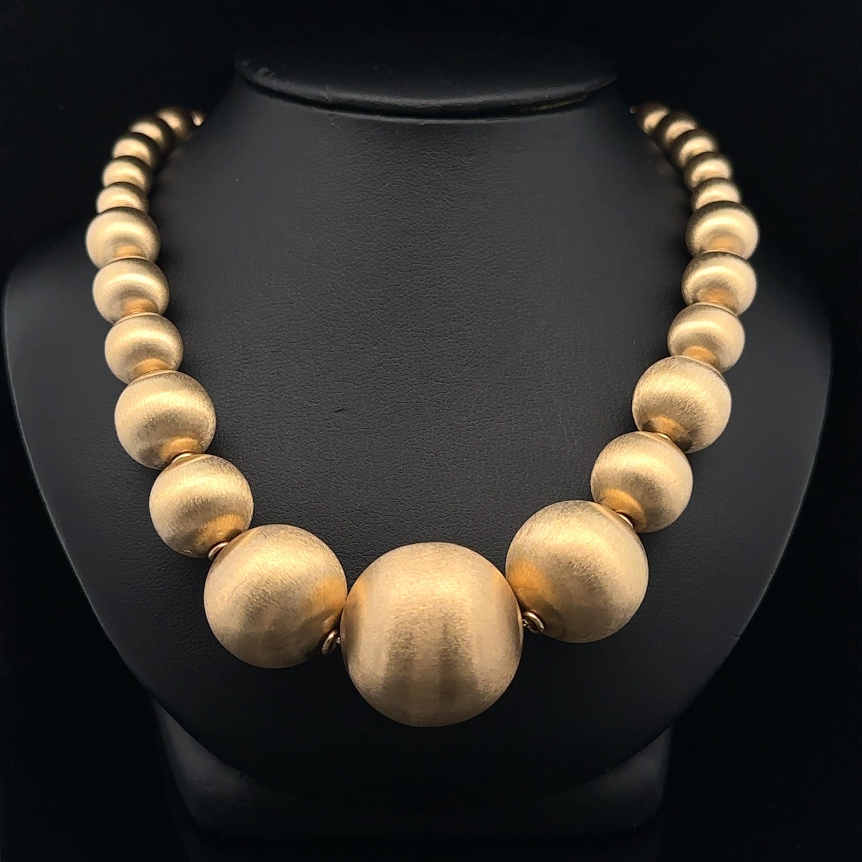 Chaîne à maillons collier boule italienne en or 14 carats, finition satinée brossée graduée en vente 4