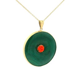 Pendentif italien en or 14K avec disque de jade et rose de corail sculptée