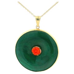 Pendentif italien en or 14K avec disque de jade et rose de corail sculptée