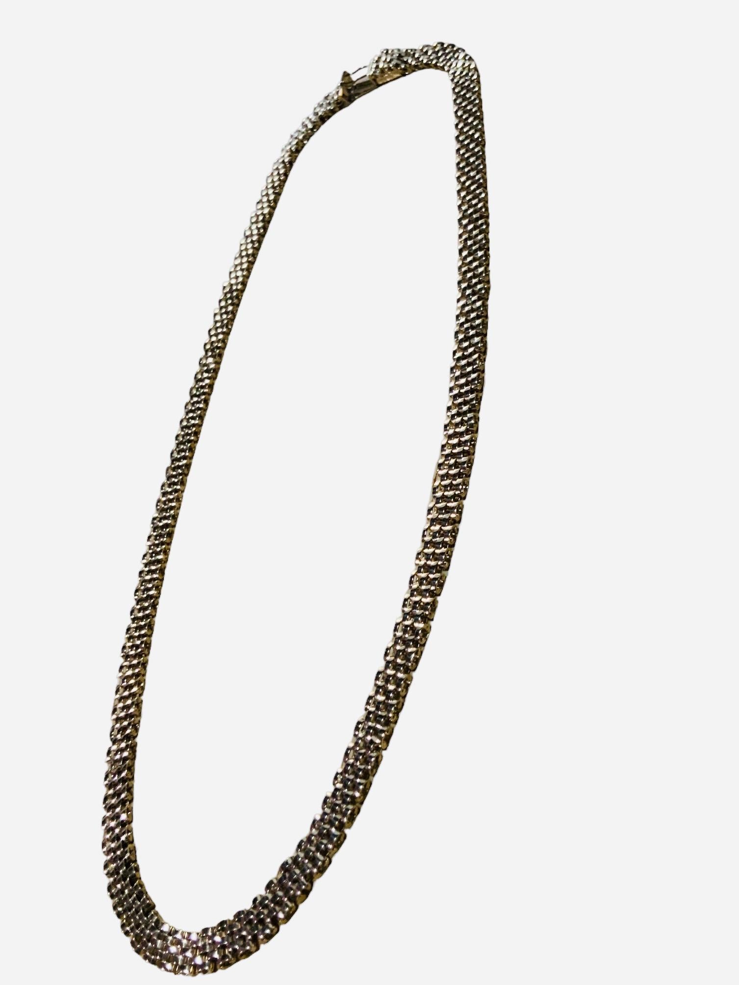 Il s'agit d'un collier panthère pour dame en or jaune 14K. Sa longueur est de 18 pouces et sa largeur de 6,33 mm. Le collier est muni d'un fermoir-boîte caché avec une sécurité à huit chiffres. Il pèse 26,7 grammes. Il est signé 585, Italie dans la