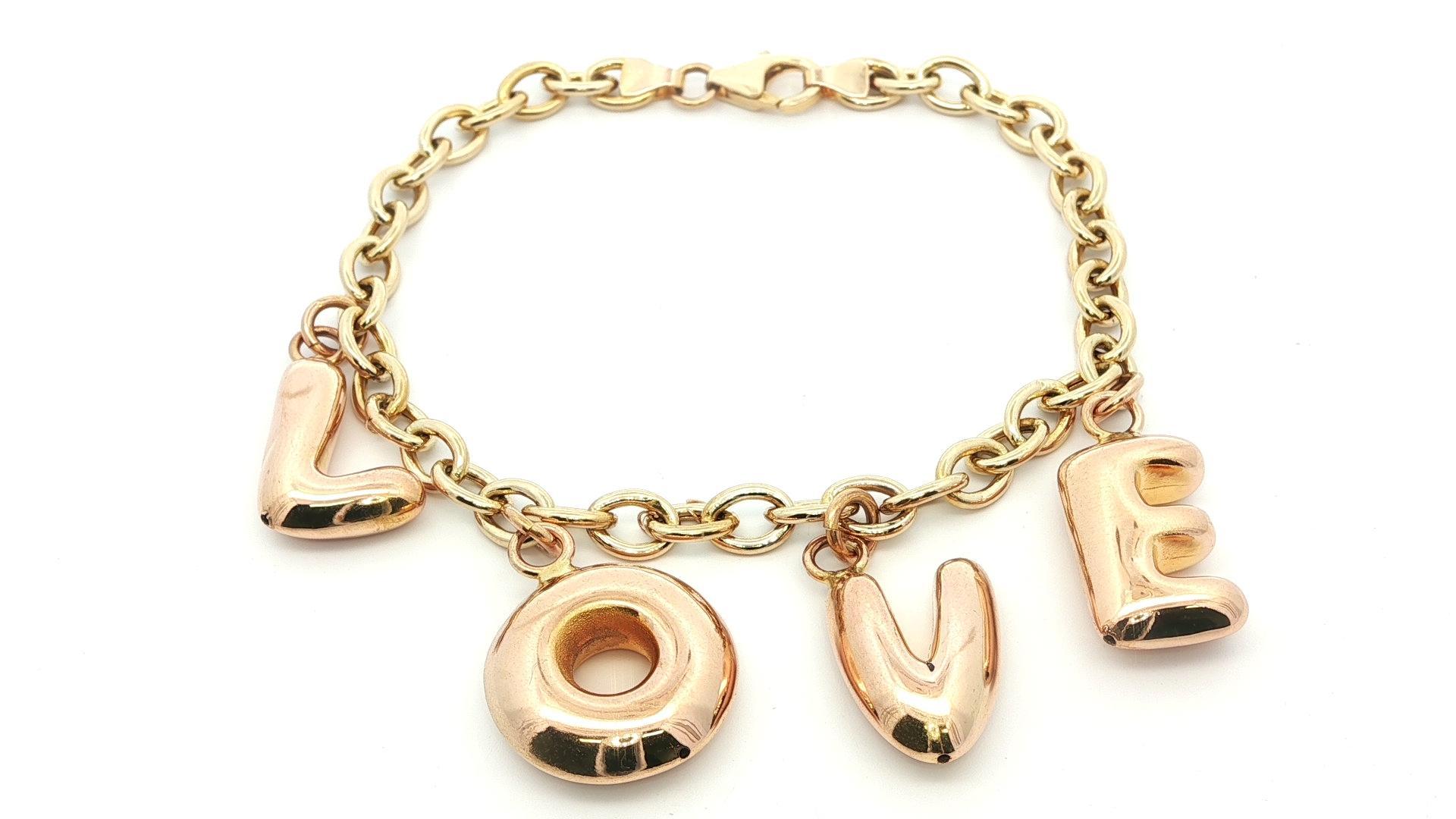 Material: Oro amarillo macizo de 14 quilates con colgantes de letras de oro amarillo rosado
Peso: 8.17 gramos
Dimensiones del dije: 20,7 x 11,6 mm (0,81x0,45