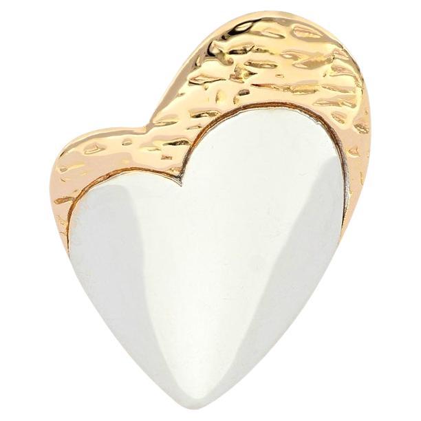 This 14K gold ring is designed and made in Italy, it's a stylish and big ring in white and rose gold, perfect accessory for casual outfits.
The brand was founded one and a half centuries ago in Macau. The brand is renowned for its high jewellery