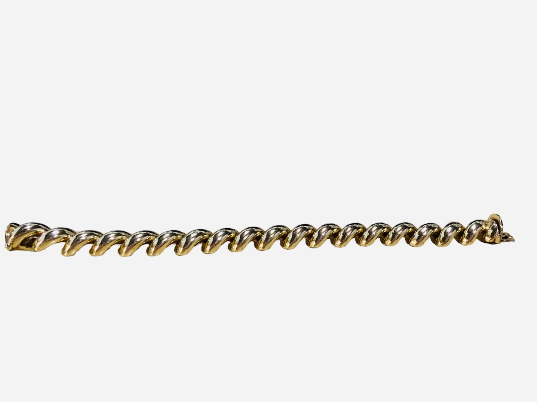 Dies ist eine italienische 14K Gelbgold Armband. Es ist ein San Marco/Macaroni Gliederarmband von 7,75 Zoll lang. Sein Gewicht beträgt 28,0 Gramm. Er hat einen versteckten Kastenverschluss, der eine Achtsicherung enthält. Das Armband ist gestempelt