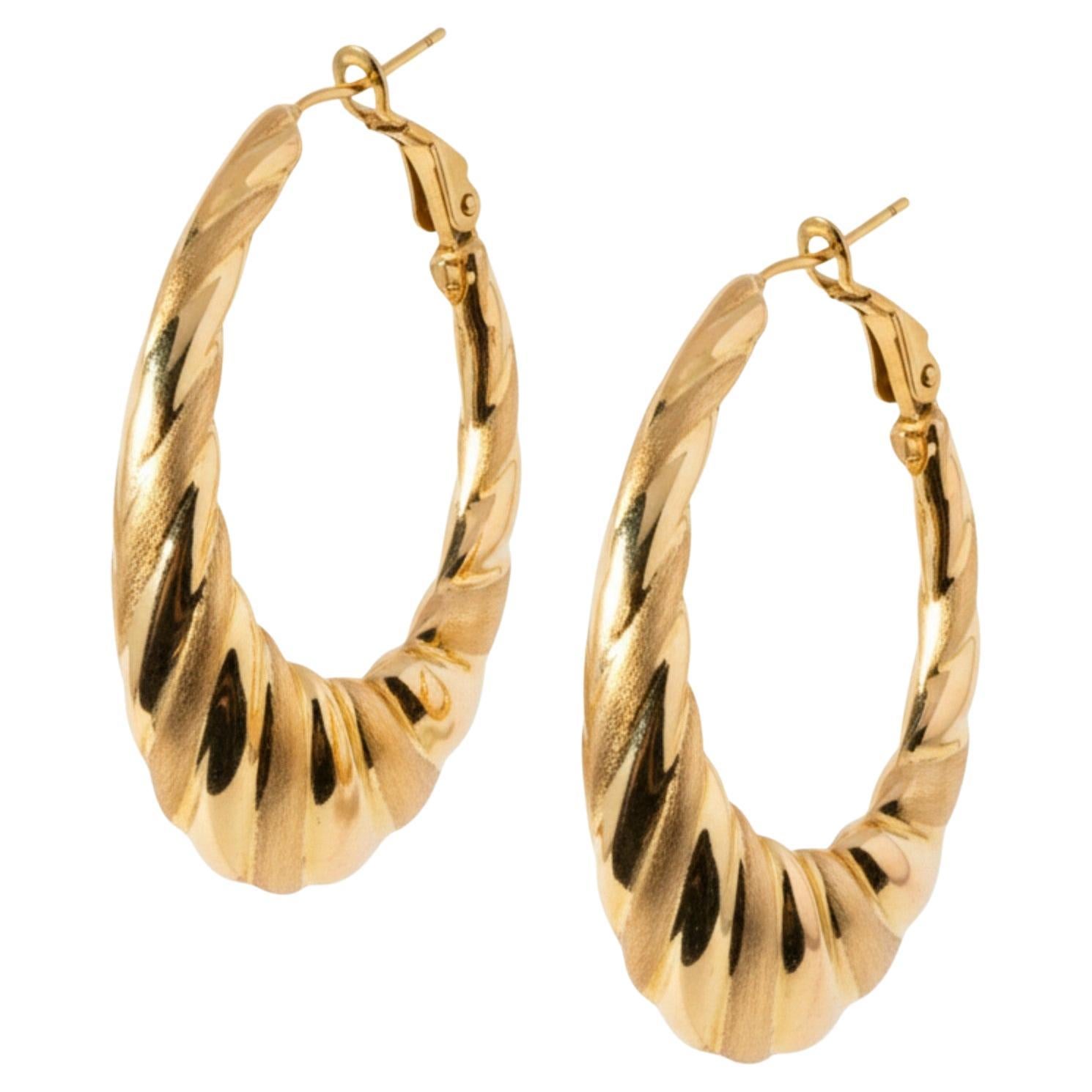 Boucles d
oreilles italiennes en or 14K festonnées attribuées à Bob Newhart d
une longueur de 1,5 pouce en vente