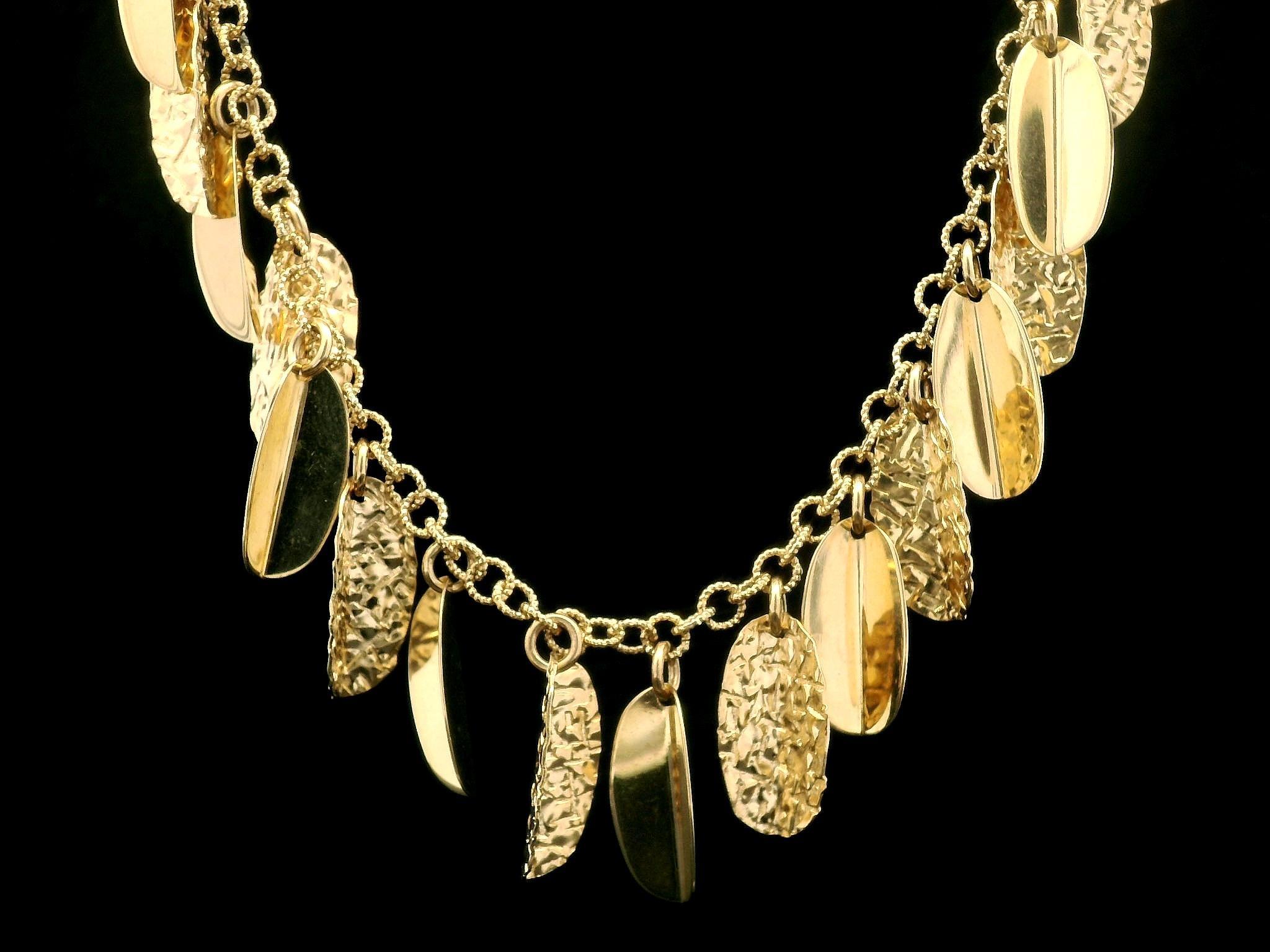 MATERIAL : Or jaune 14k massif
Poids : 17,11 grammes
Type de chaîne : Chaîne à maillons en câble texturé avec pampilles Foldes Chandelier
Longueur de la chaîne : 17 pouces
Hauteur du pendentif : 15.8mm (pendentif le plus long)
Épaisseur de la chaîne