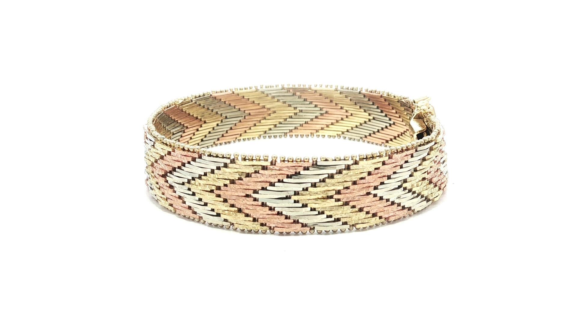 Italian 14k Tri-Color Gold Textured Faceted V Chevron Link Flat Strap Bracelet For Sale 1