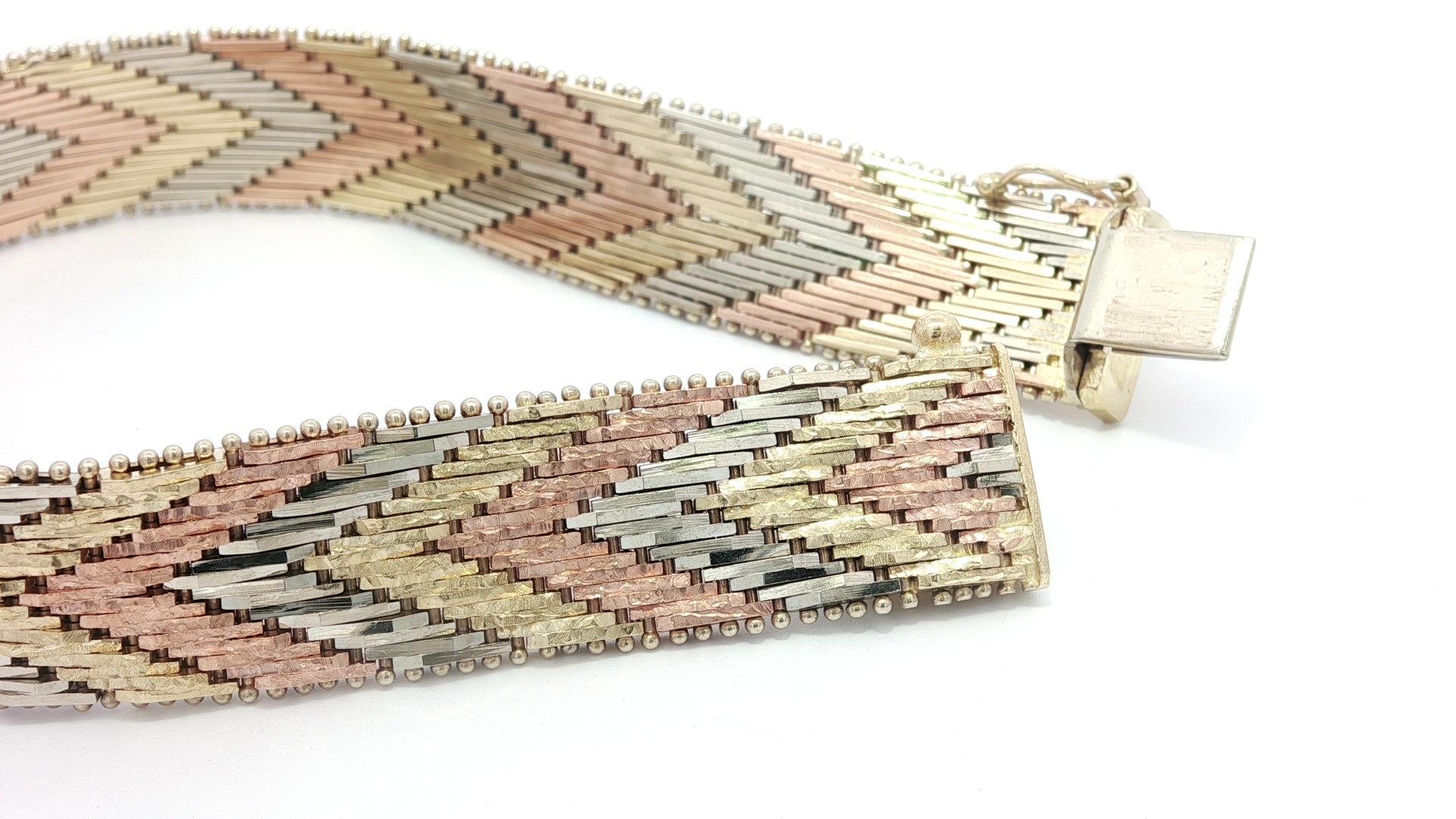 Italian 14k Tri-Color Gold Textured Faceted V Chevron Link Flat Strap Bracelet For Sale 3