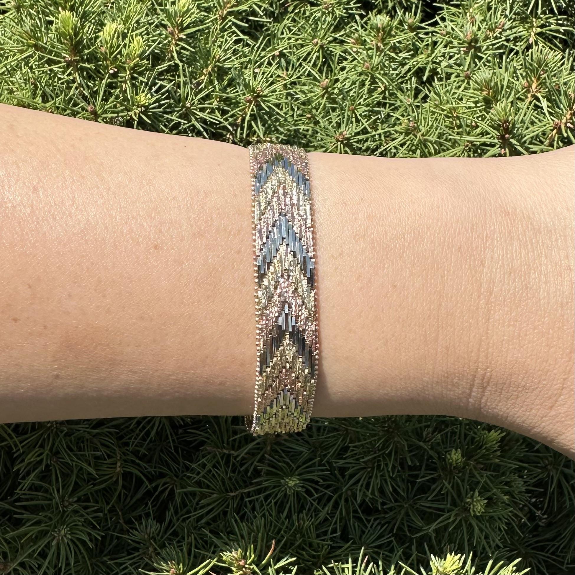 Italian 14k Tri-Color Gold Textured Faceted V Chevron Link Flat Strap Bracelet For Sale 4