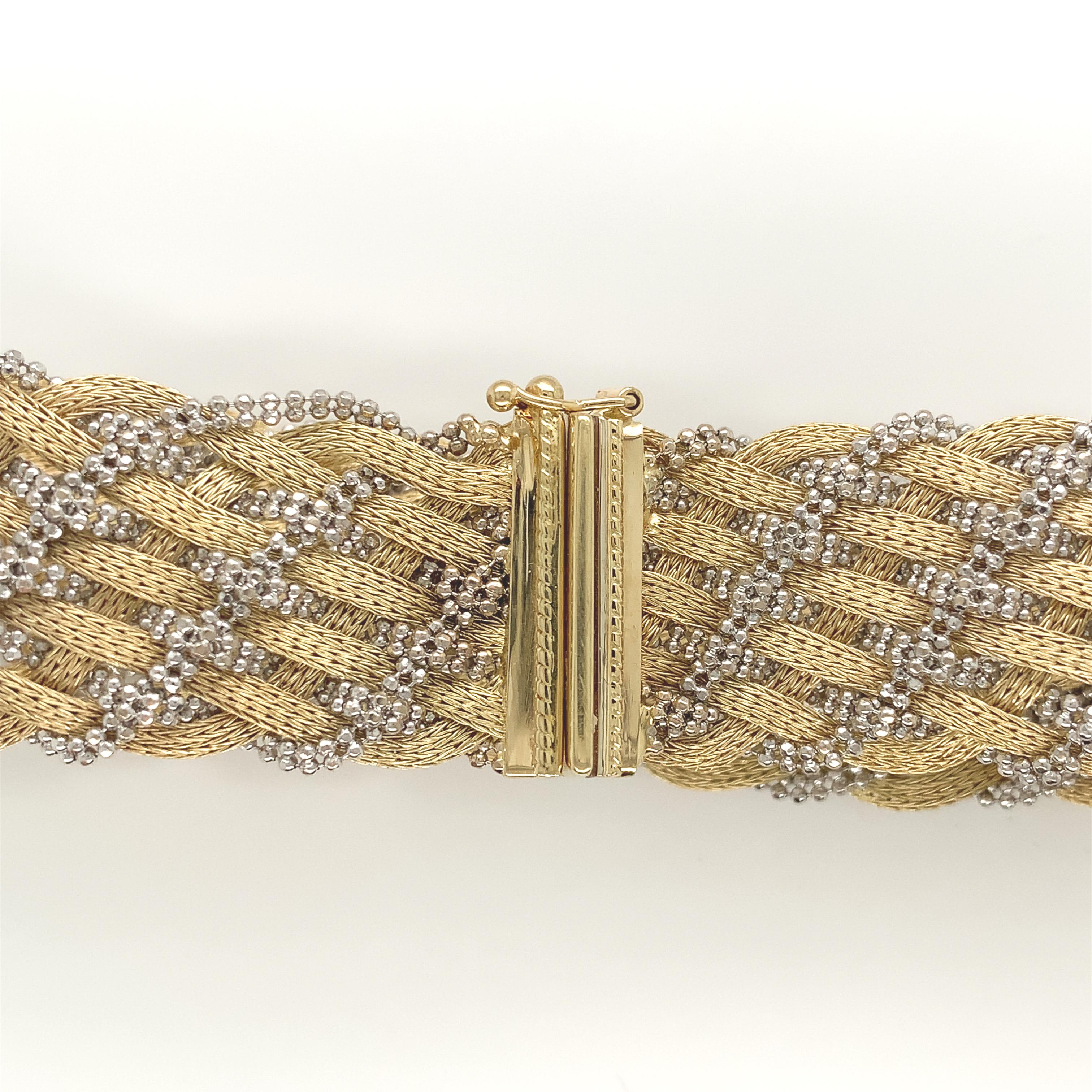 Armband aus 14K Gelb- und Weißgold, hergestellt in Italien von Carlo Rezzadore. Es gibt ausgefallene Ketten in einer Art Korbgeflechtmuster. Das Armband ist 3/4