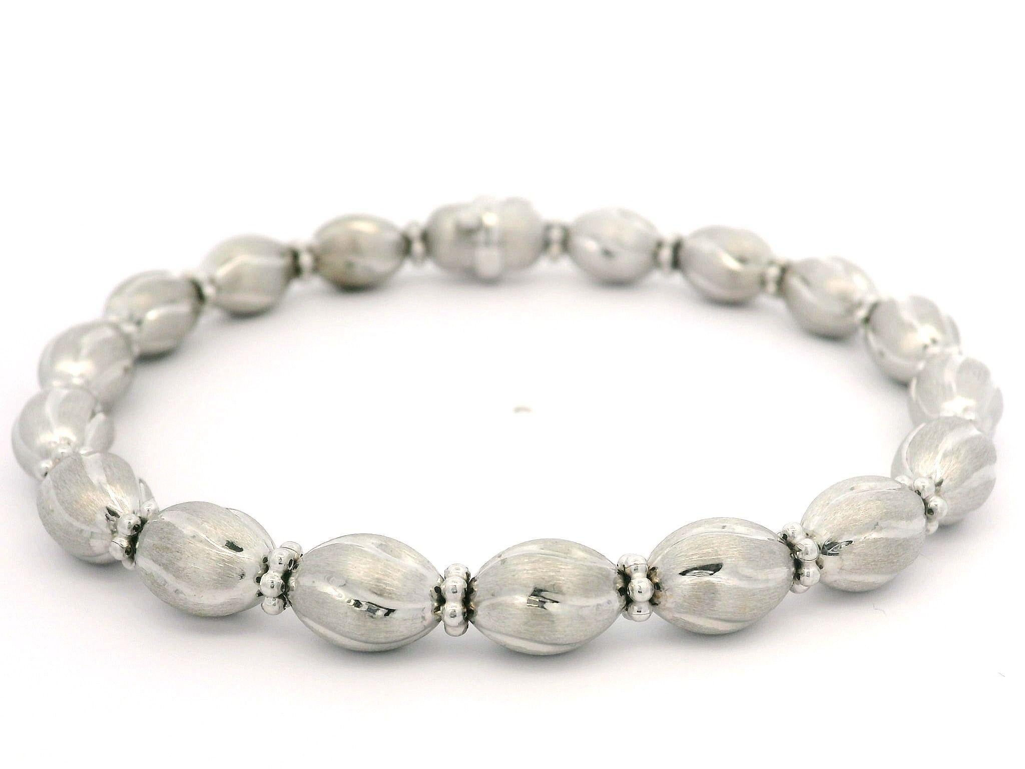MATERIAL: Massives 14k Weißgold
Gewicht: 12,56 Gramm
Kette Typ: 6.9mm Oval Perle Link
Länge der Kette: Maßnahmen 7,75 Zoll neben einem Lineal. Passt bequem bis zu 7