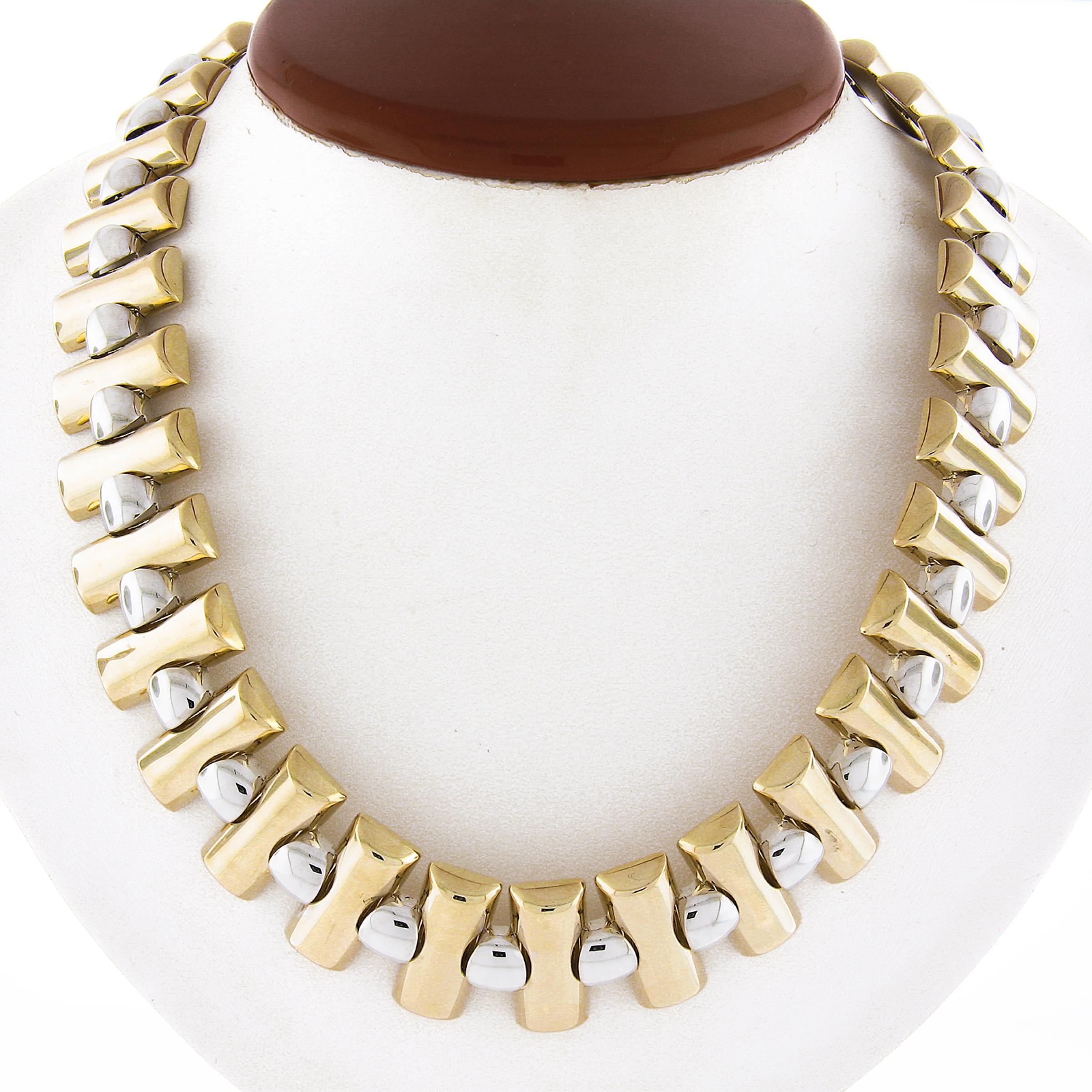 Nous avons ici un magnifique collier italien unique en son genre qui a été réalisé en or jaune et blanc 14k massif. Le collier présente des maillons géométriques larges, simples mais élégants, qui confèrent à cette pièce un look unique. Les maillons