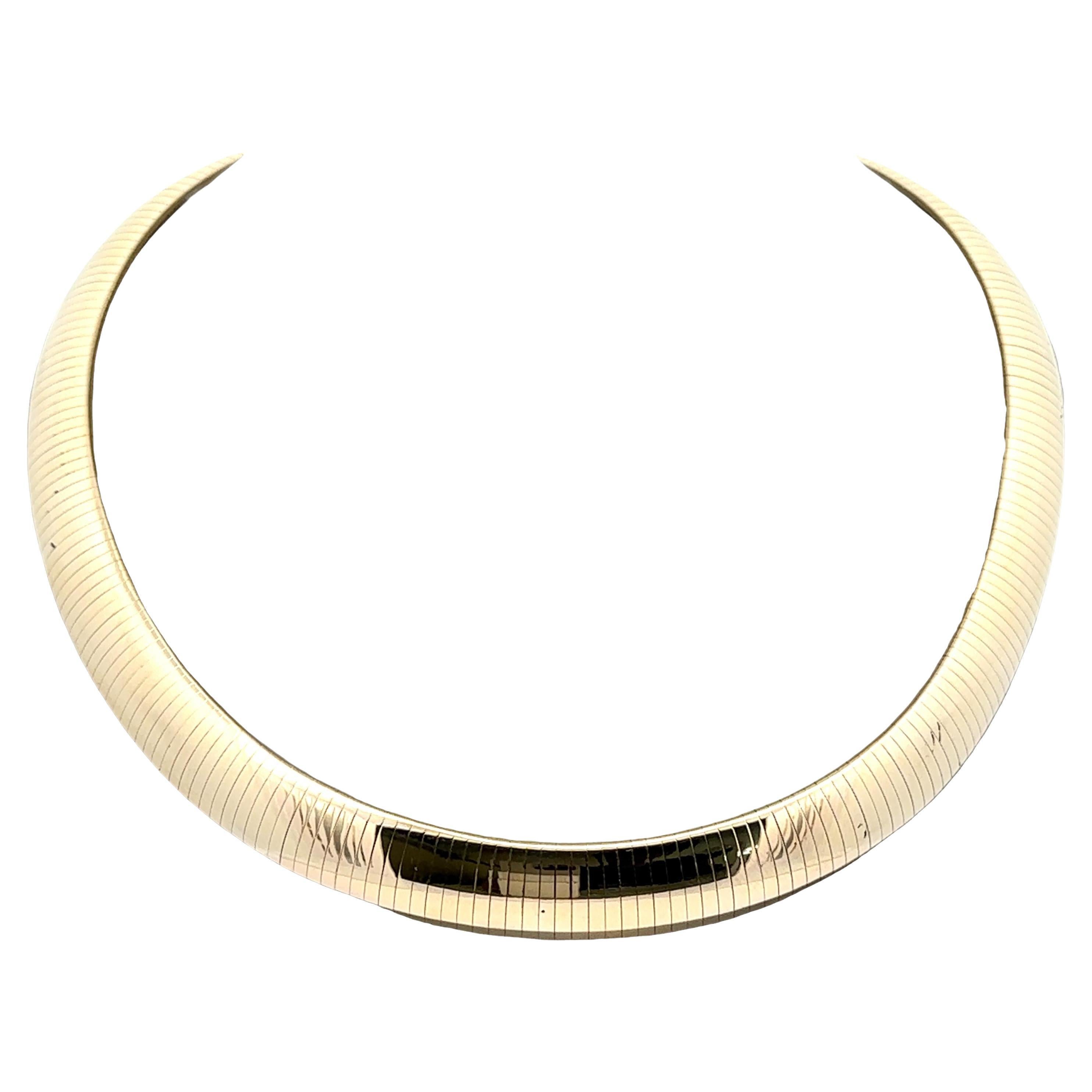 Italian 14k Yellow Gold 11.7mm Wide Heavy Domed 16" Omega Link Necklace en vente