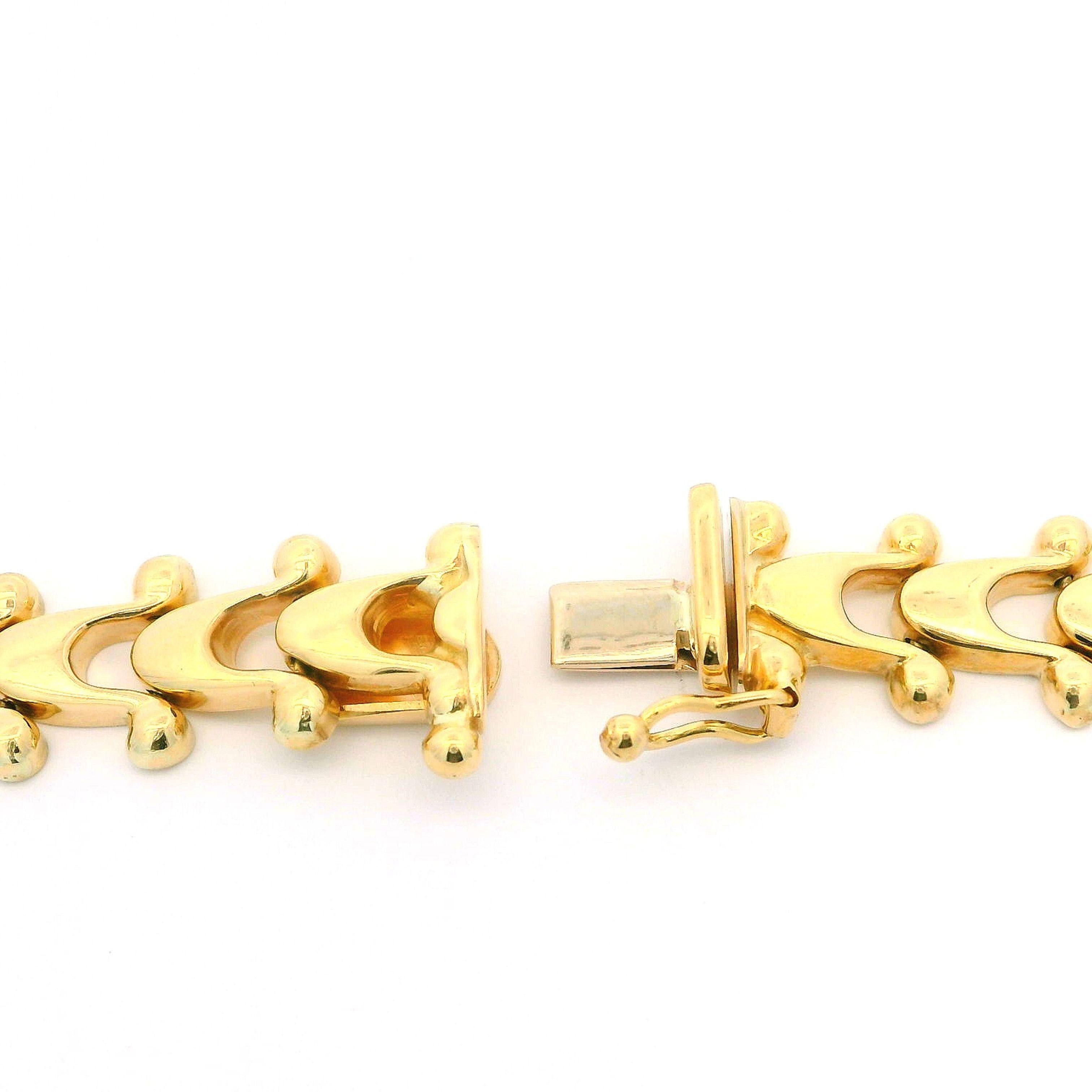 MATERIAL: Massives 14k Gelbgold
Gewicht: 24,30 Gramm
Kette Typ: Einzigartiges poliertes Flachglied
Kettenlänge: 15 Zoll
Kette Breite: 9.6mm
Dicke der Kette: 2.2 mm (ca.)
Verschluss: Kastenschließe & Sicherheitsverriegelung
Stempel: Italien -