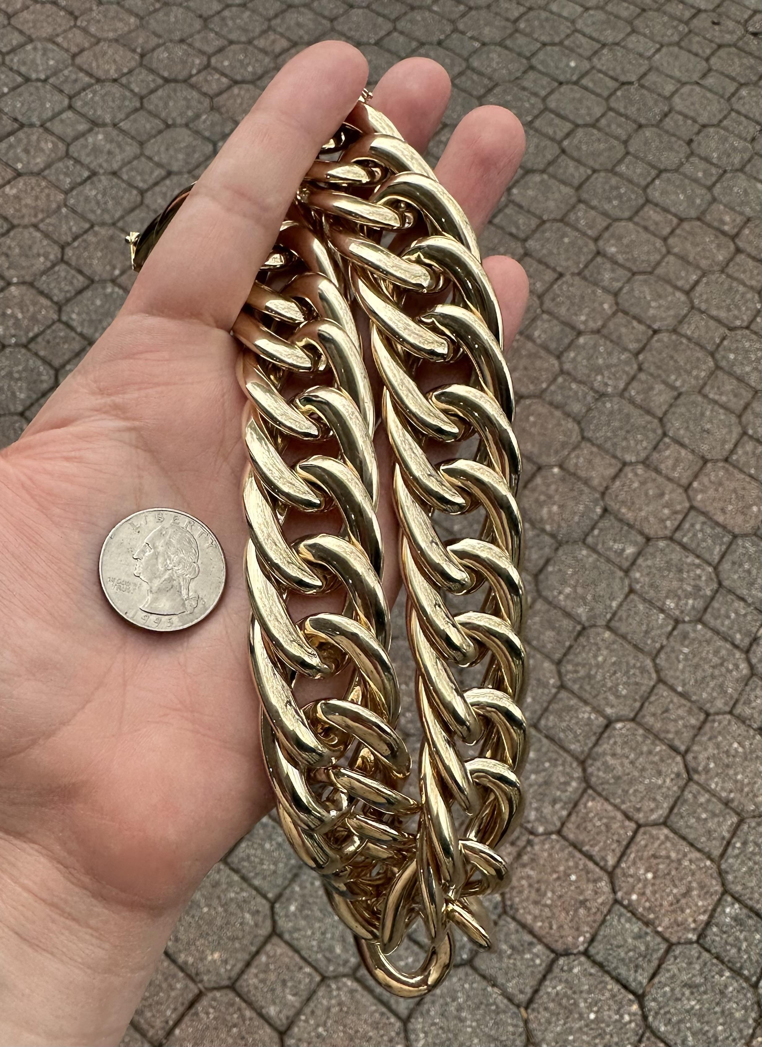 Superbe collier Curb Link de fabrication italienne ! 

MATERIAL : Or jaune massif 14K 
Poids : 173,18 grammes
Type de chaîne : Chaîne à maillons bouffants polis
Longueur de la chaîne : 18 pouces en longueur portable
Fermoir : Fermoir à poussoir avec