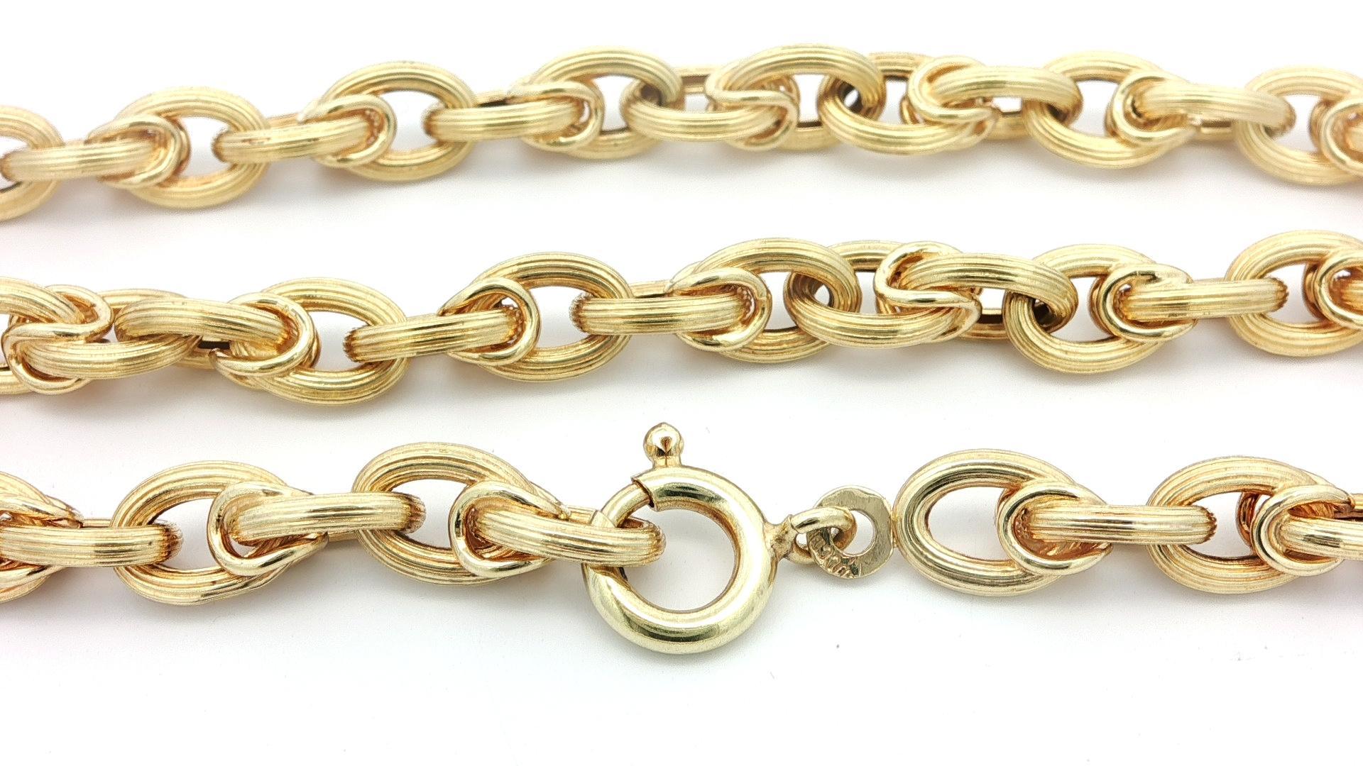 Materiale: Oro giallo massiccio 14k 
Peso: 37,49 grammi
Tipo di catena: Maglia ovale aperta con scanalatura lunga e testurizzata 
Lunghezza della catena: 28 pollici (misurata accanto al righello)
Larghezza della catena: 6,5 mm (0,25