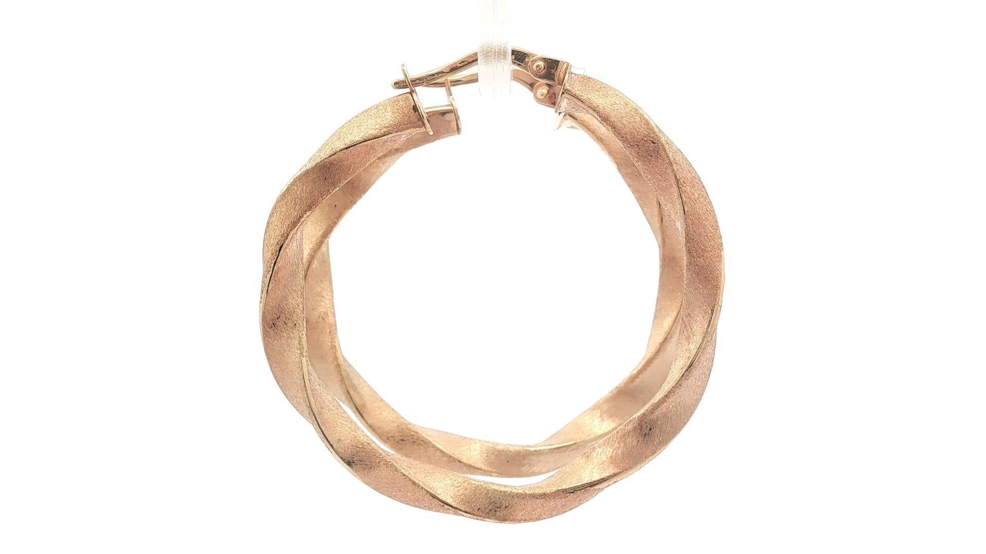 Orecchini a cerchio grandi in oro giallo 14k da 36 mm con design ritorto e finitura satinata in vendita 6