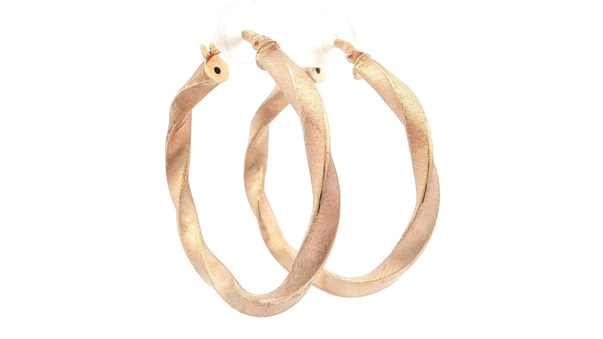 Orecchini a cerchio grandi in oro giallo 14k da 36 mm con design ritorto e finitura satinata in vendita 7