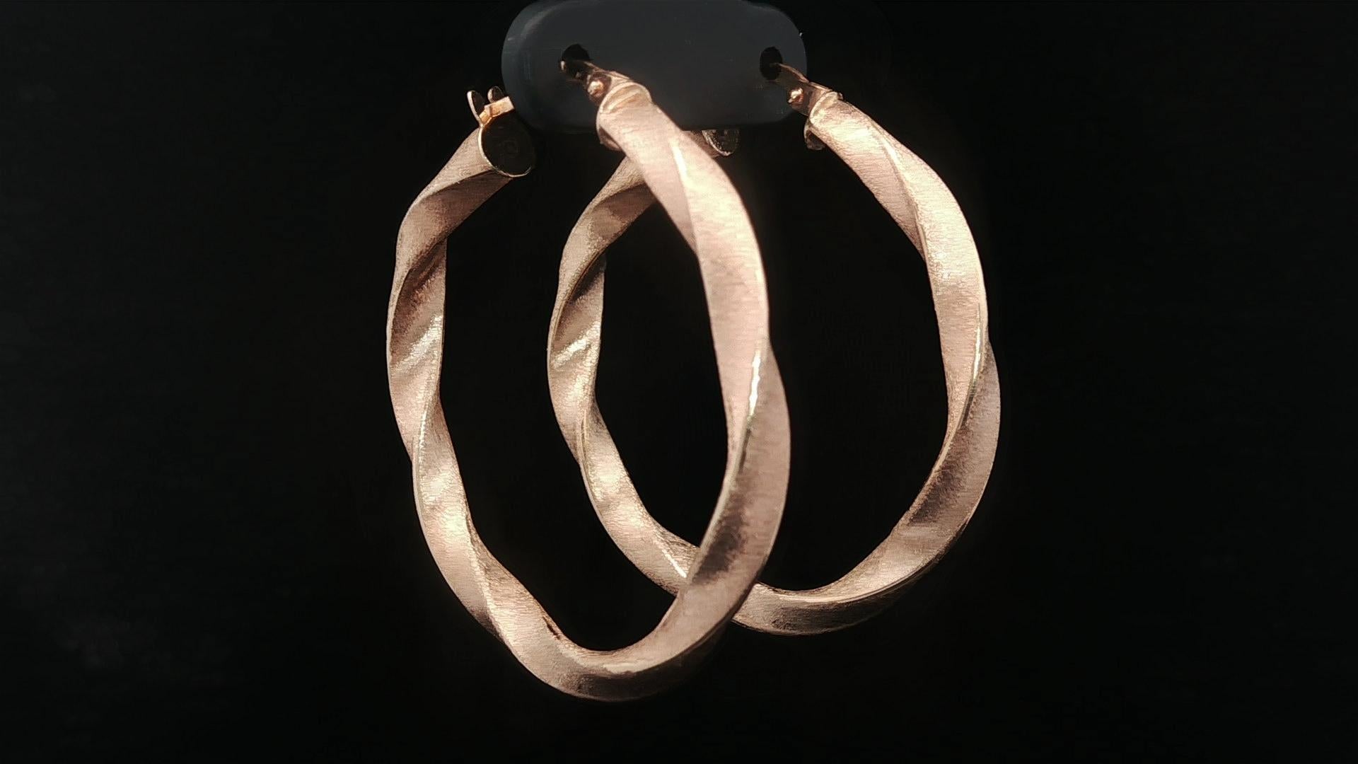 Orecchini a cerchio grandi in oro giallo 14k da 36 mm con design ritorto e finitura satinata in vendita 9