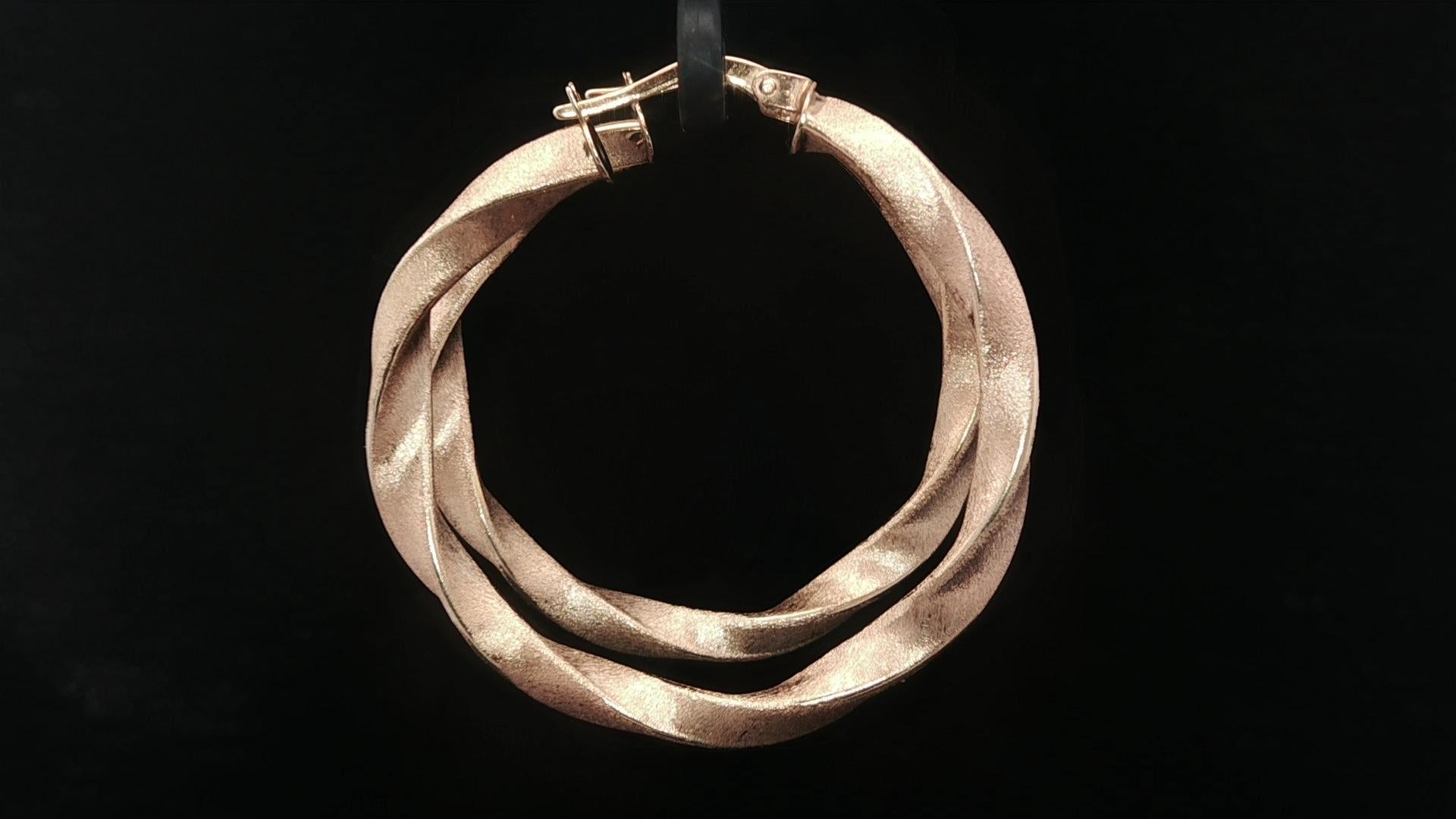 Orecchini a cerchio grandi in oro giallo 14k da 36 mm con design ritorto e finitura satinata in vendita 10