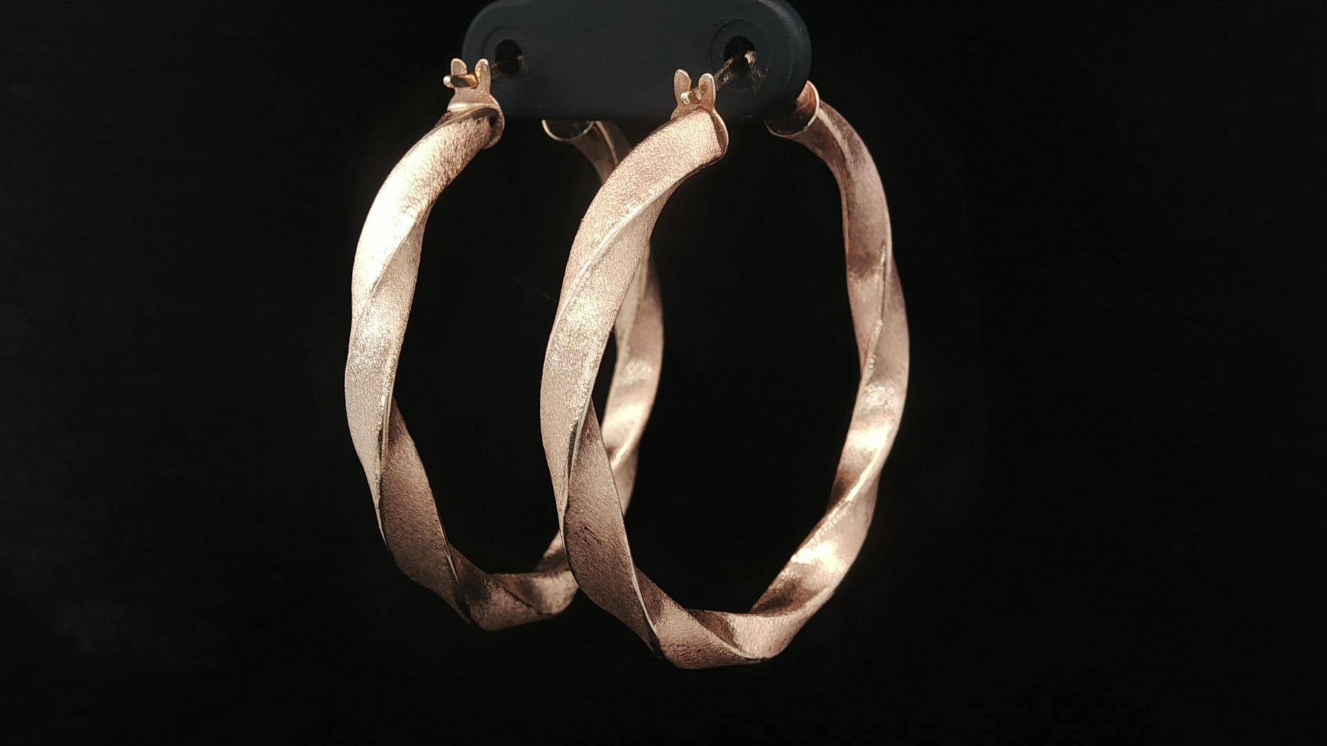 Orecchini a cerchio grandi in oro giallo 14k da 36 mm con design ritorto e finitura satinata in vendita 11