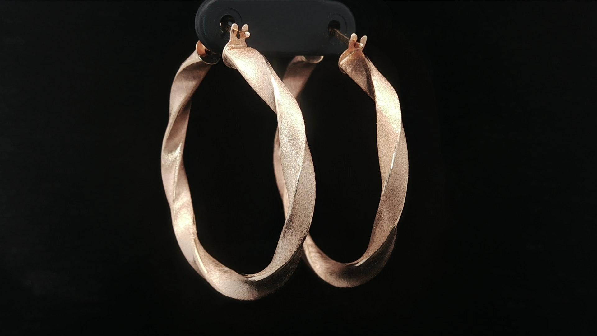 Orecchini a cerchio grandi in oro giallo 14k da 36 mm con design ritorto e finitura satinata in vendita 12