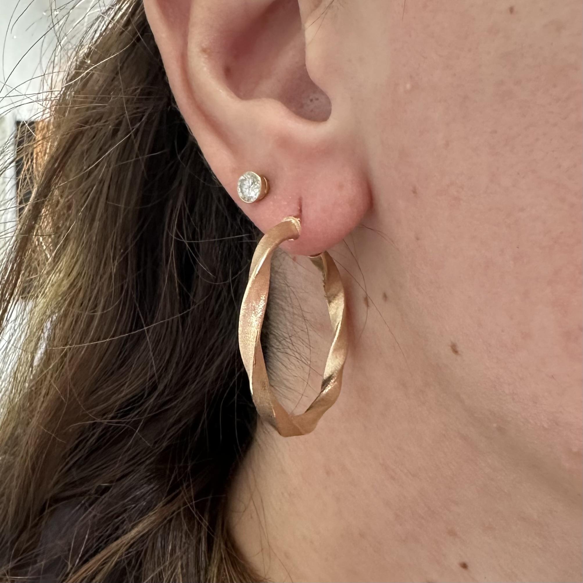 Orecchini a cerchio grandi in oro giallo 14k da 36 mm con design ritorto e finitura satinata In condizioni buone in vendita a Montclair, NJ