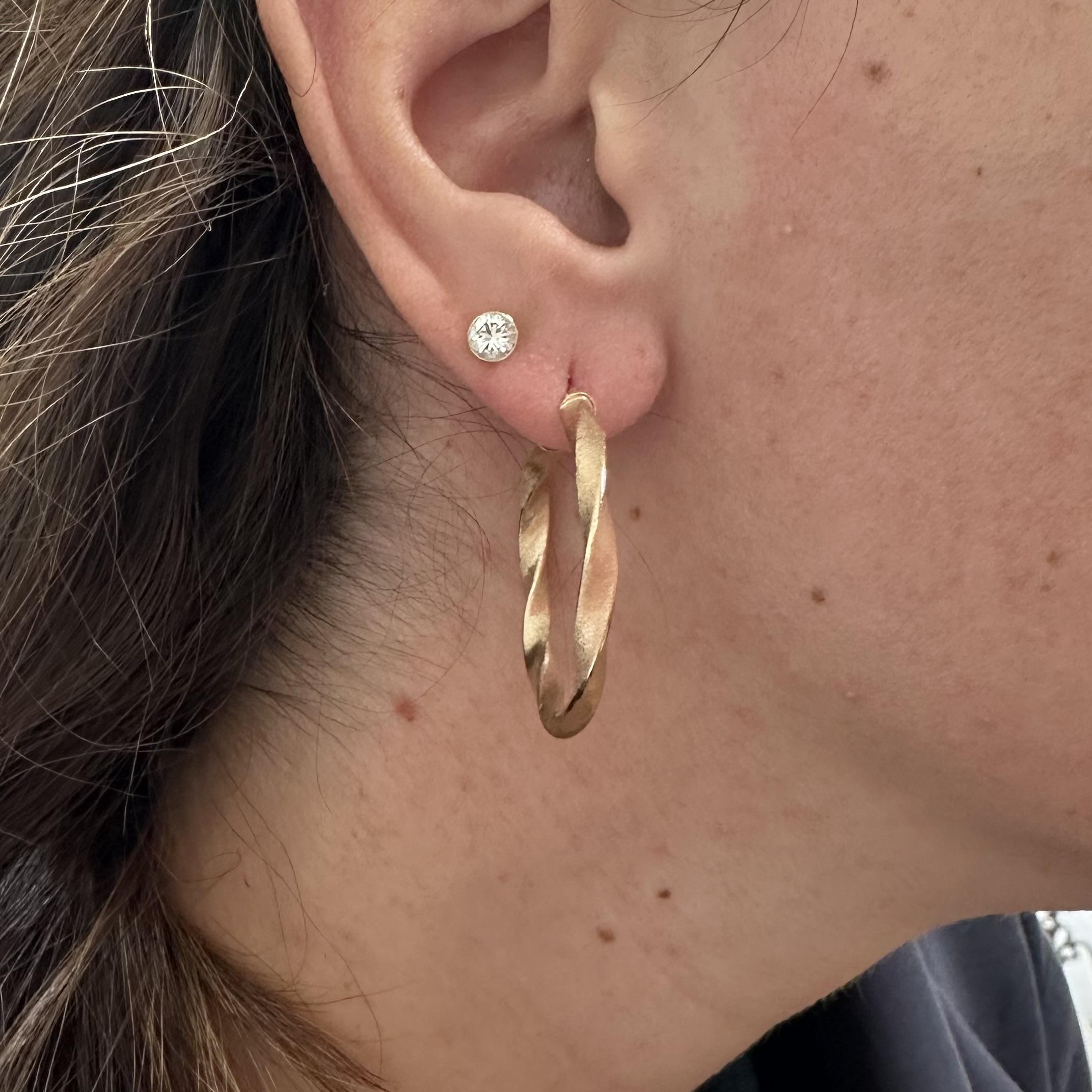 Donna Orecchini a cerchio grandi in oro giallo 14k da 36 mm con design ritorto e finitura satinata in vendita