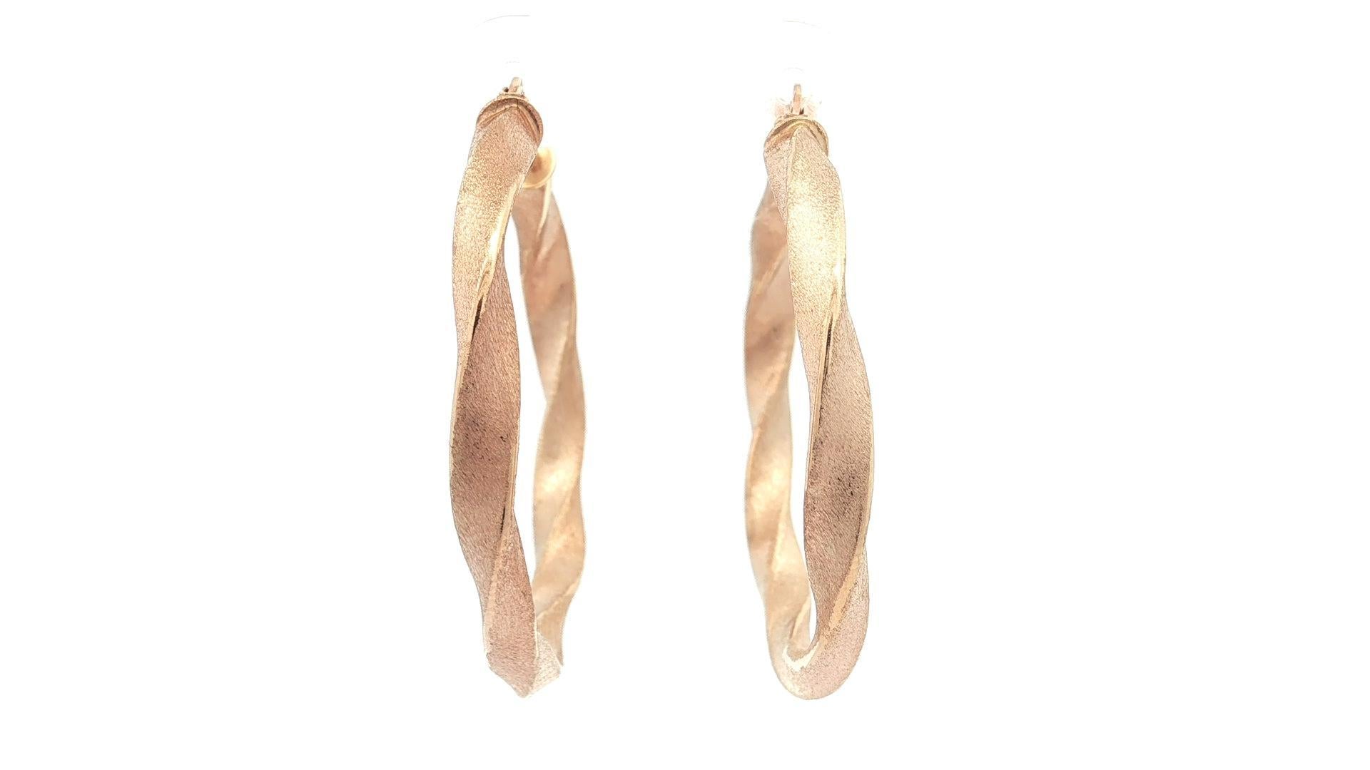 Orecchini a cerchio grandi in oro giallo 14k da 36 mm con design ritorto e finitura satinata in vendita 1